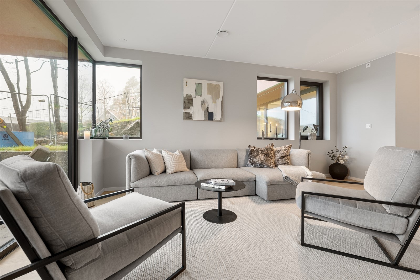 Stuen har store vindusflater, herunder et vinklet hjørnevindu som gir svært gode lysforhold Galleribilde