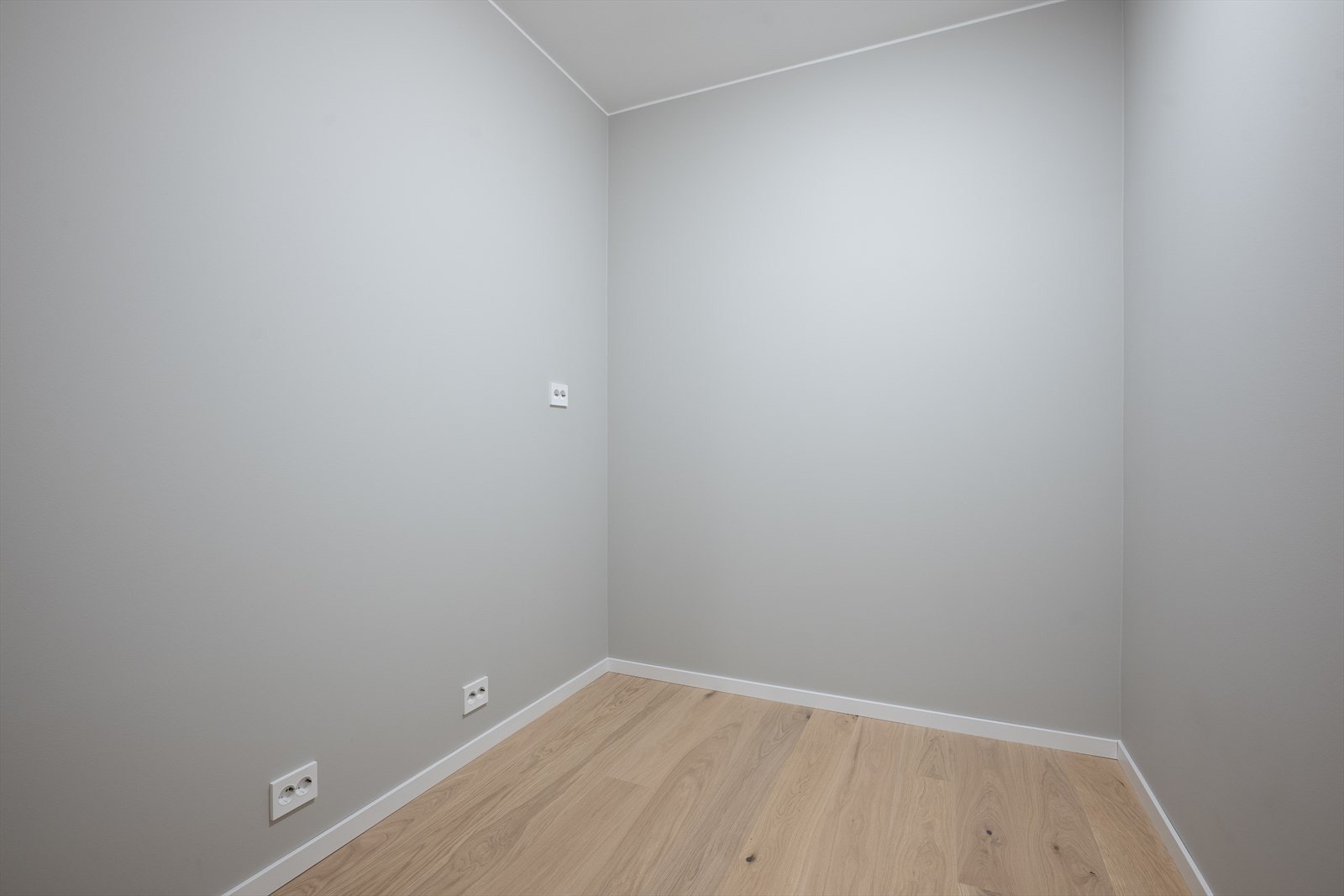 Fra forkjøkkenet er det en praktisk innvendig bod med potensial for å innredes som vinrom Galleribilde