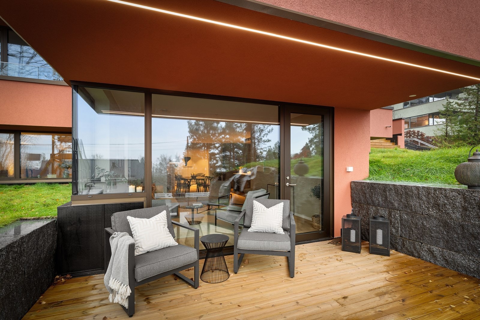 Fra stuen er det direkte utgang til en romslig markterrasse som fungerer som en naturlig forlengelse av oppholdsrommene Galleribilde