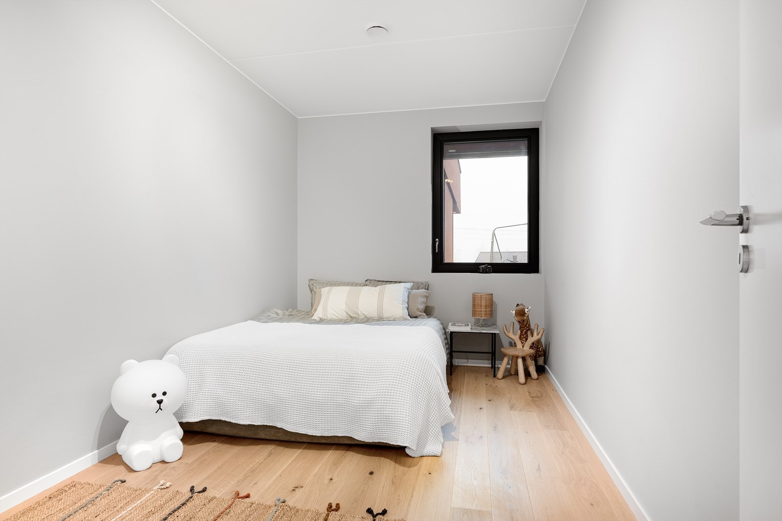 Soverom nr. 2 har plass til seng, skrivebord samt garderobeskap og egner seg ypperlig som barnerom eller gjesterom Galleribilde