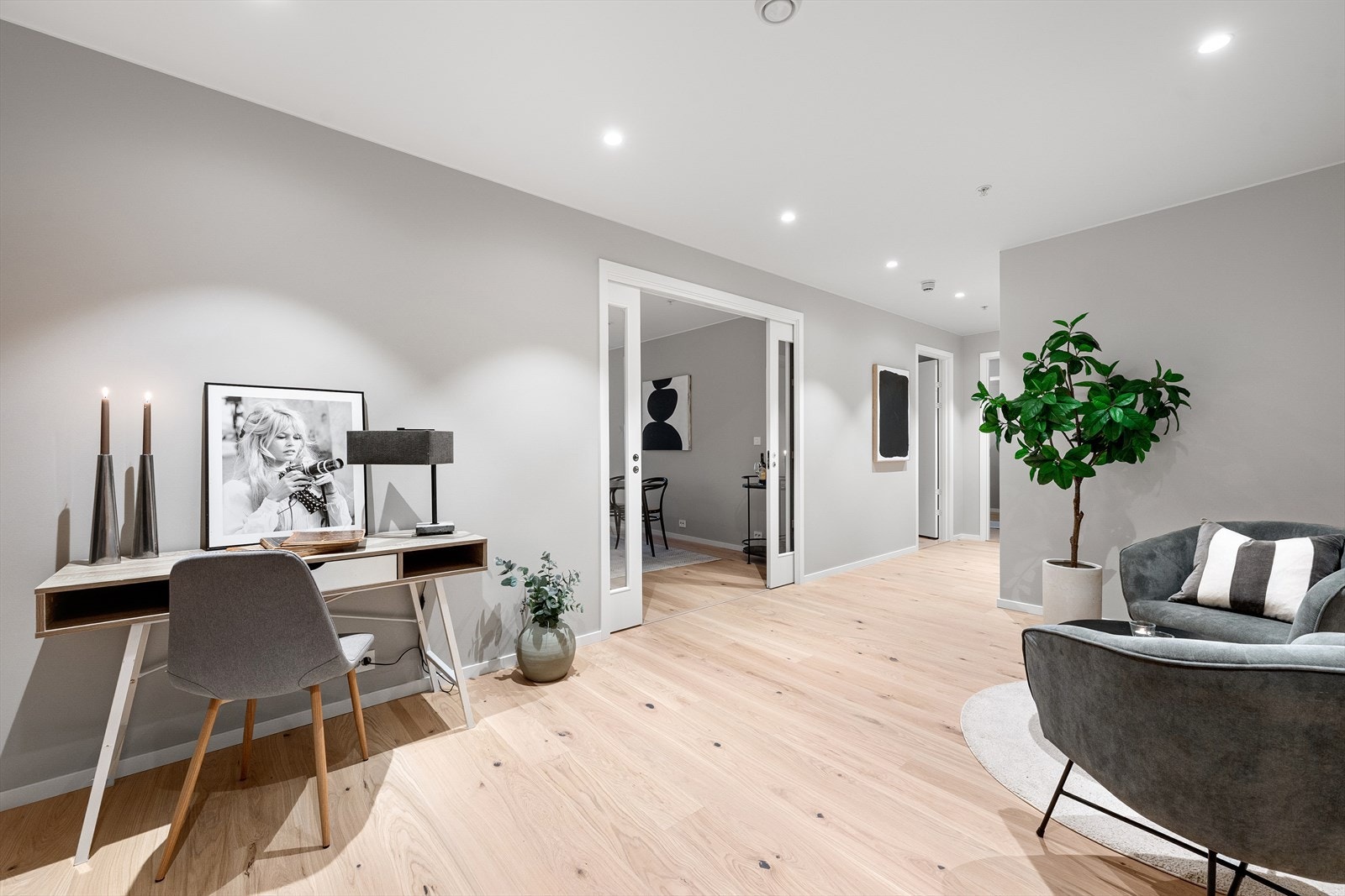 Leiligheten har en romslig entré med god plass til garderobeinnredning Galleribilde