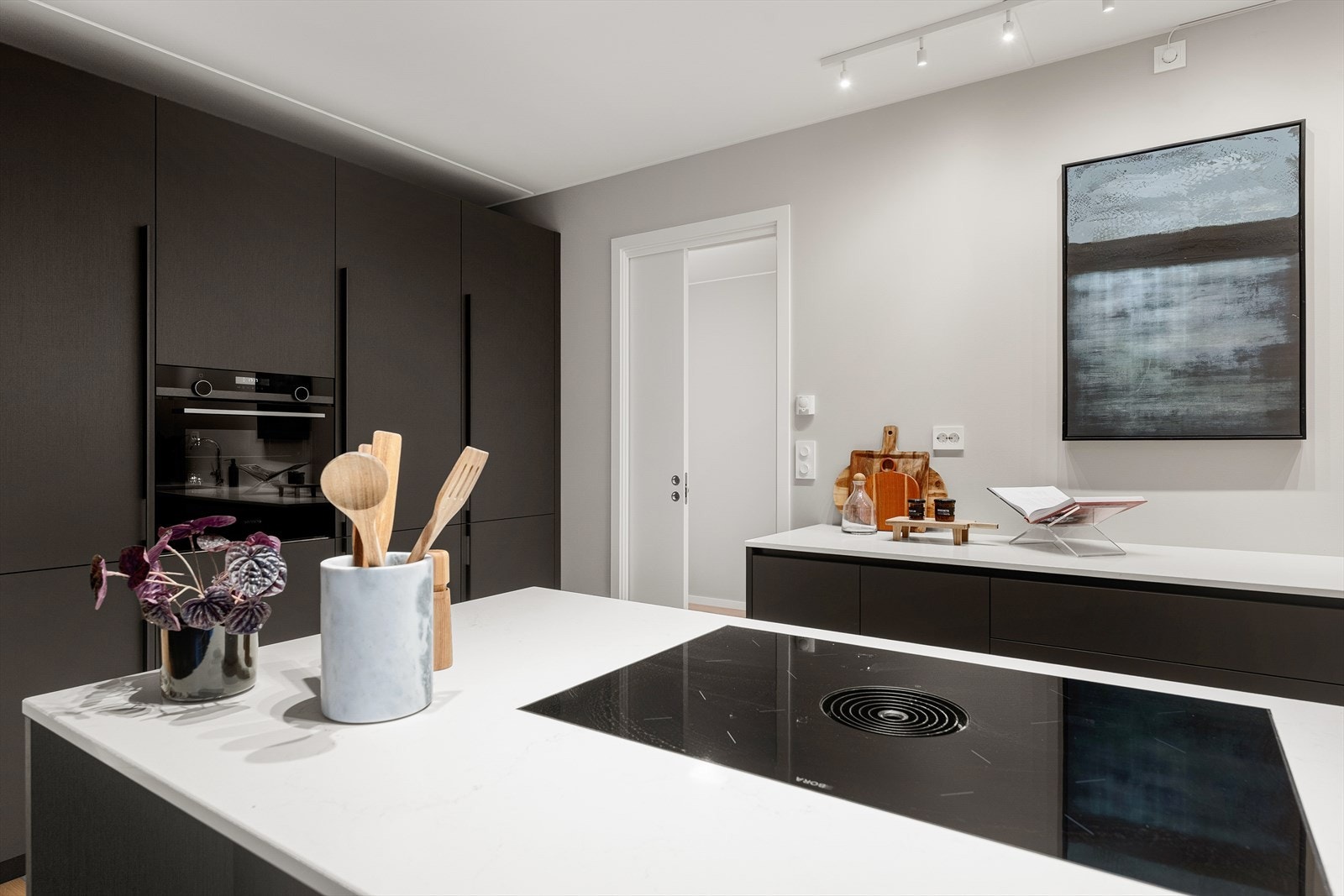 I tilknytning til kjøkkenet er det avsatt plass til et praktisk forkjøkken med mulighet for ekstra kjøle- og frysekapasitet, kjøkkenmaskiner m.m. Galleribilde