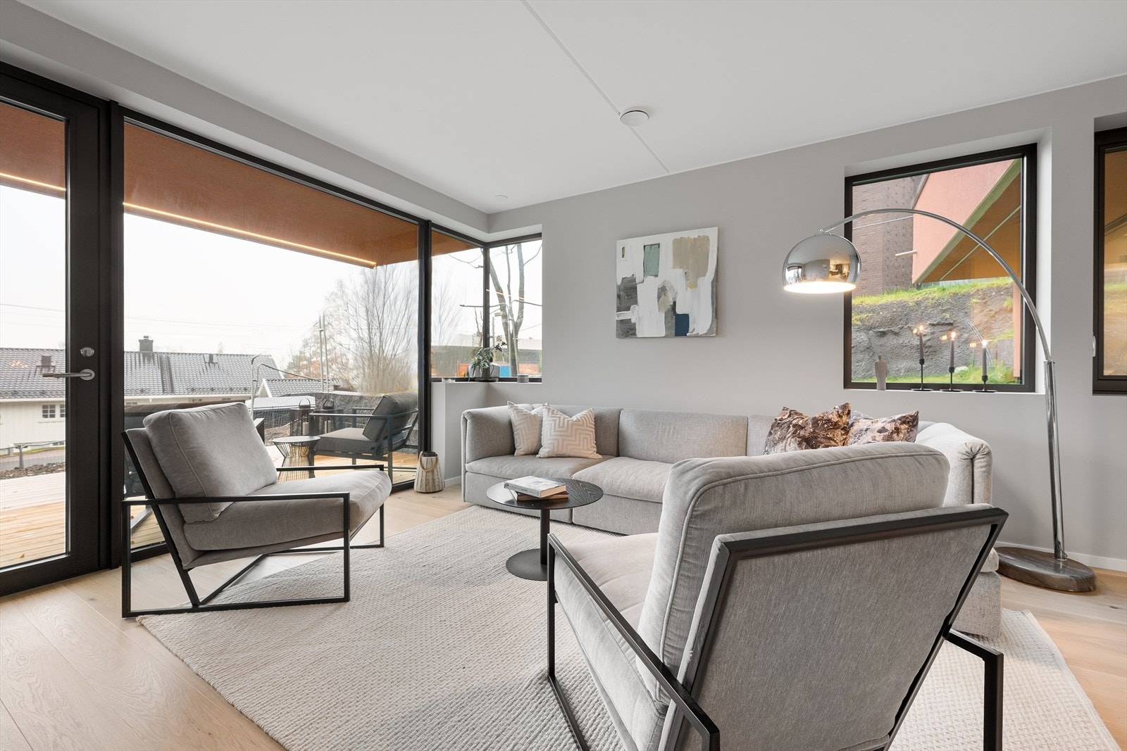 Her er det god plass til sofagruppe, stoler, stuebord og mediemøblement Galleribilde