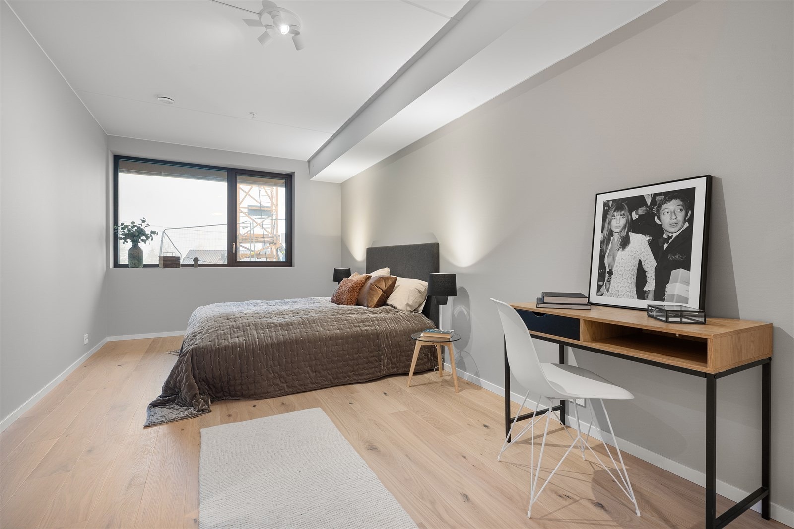 Hovedsoverommet ligger skjermet med god avstand fra oppholdsrommene og har eget en-suite bad, tilgjengelig via et romslig garderoberom med god plass til skap Galleribilde