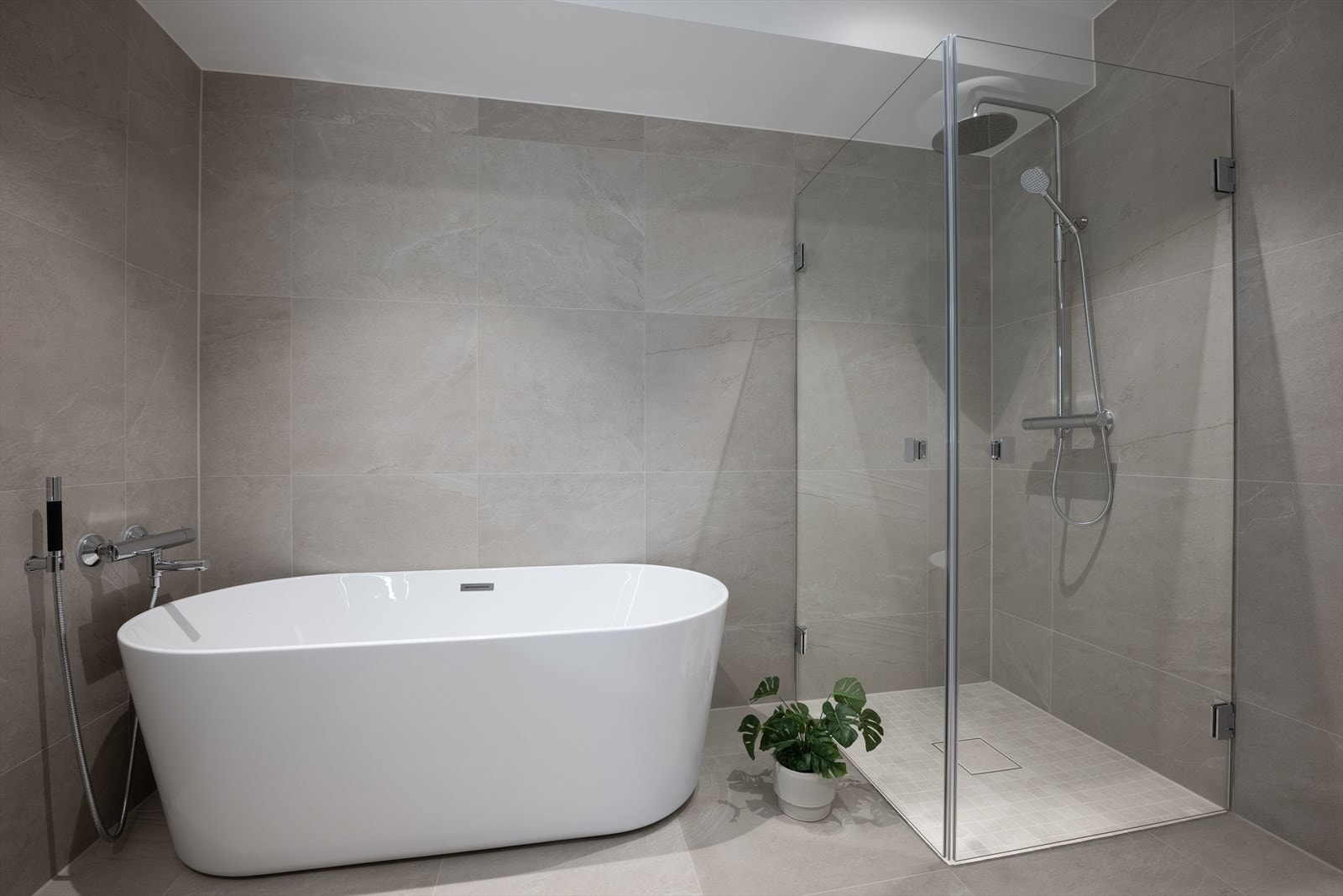 Master bad har både badekar og dusjhjørne Galleribilde