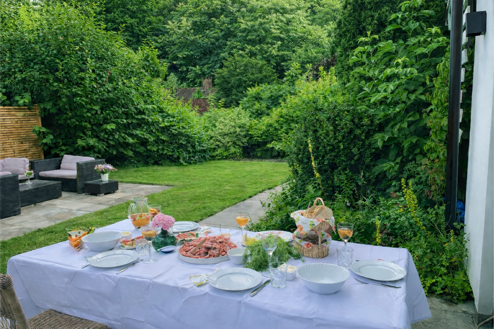 Selgers private bilde fra plattingen utenfor stuen i underetasje. Grønt og frodig sommerstid! Galleribilde