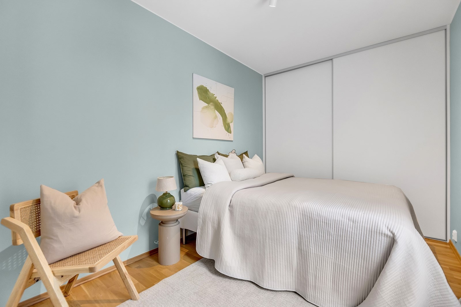 Begge rommene har en behagelig atmosfære og gode lysforhold, som gir fine rammer for hvile og avslapning. Galleribilde