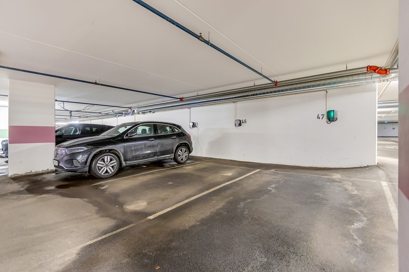 Parkeringsplass markert 46 i garasje. Galleribilde