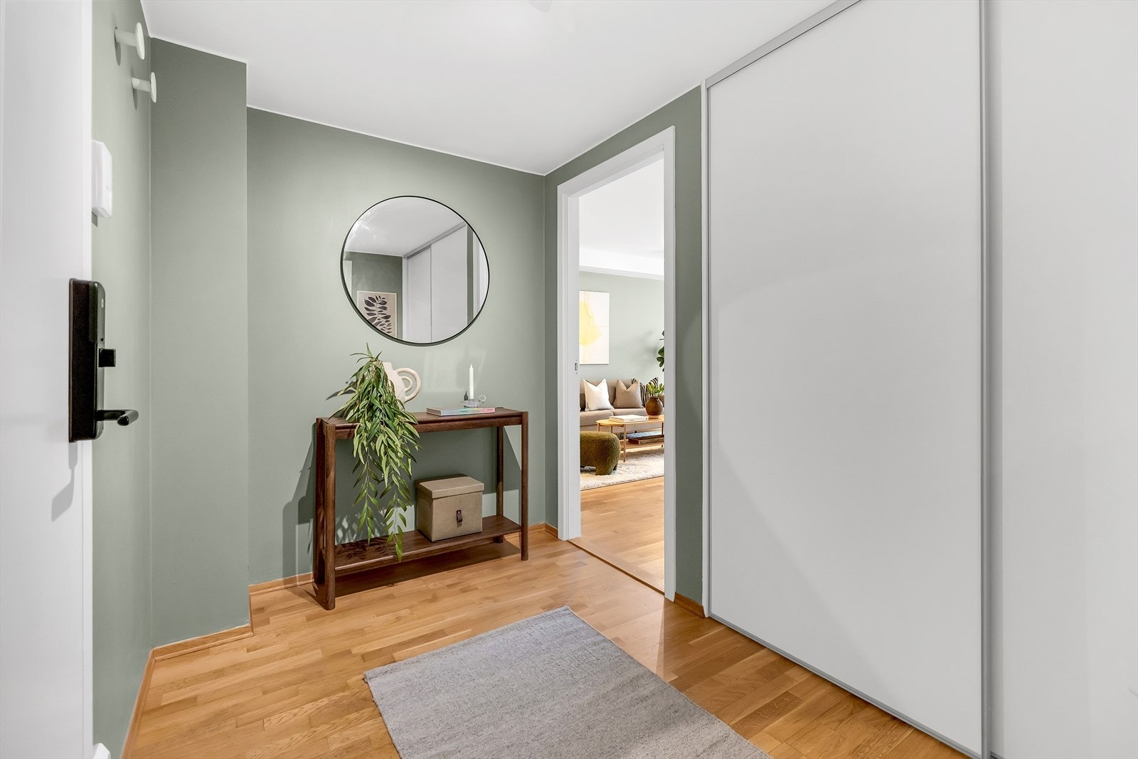 Praktisk skyvedørsgarderobe gir rikelig med oppbevaringsplass og bidrar til et ryddig og stilrent uttrykk. Galleribilde