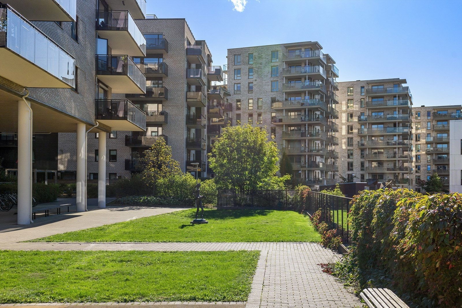 Bakgård. Galleribilde