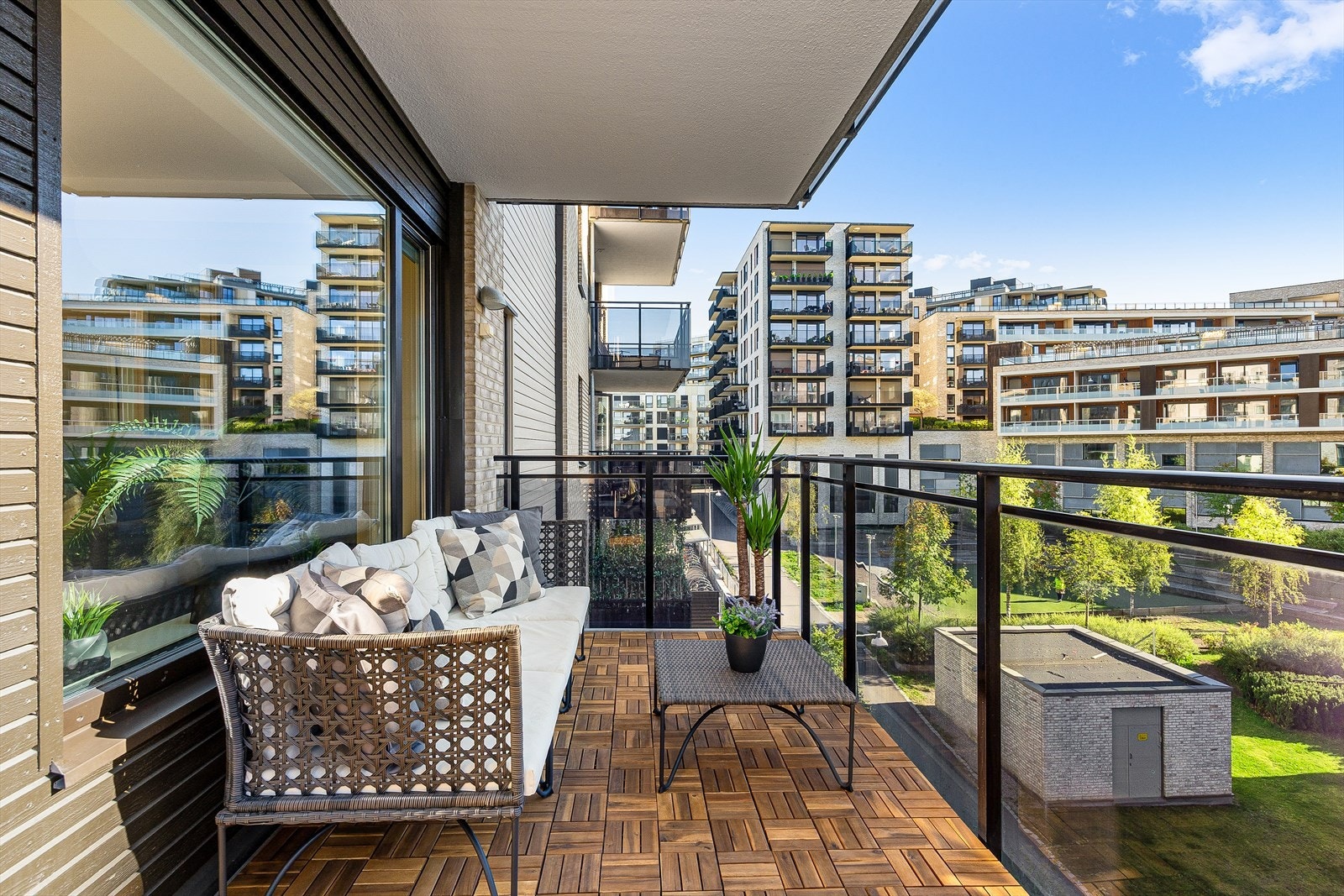 Fra stuen er det direkte utgang til en flott balkong på ca. 8 kvm, som fungerer som en fin forlengelse av oppholdsrommet. Galleribilde