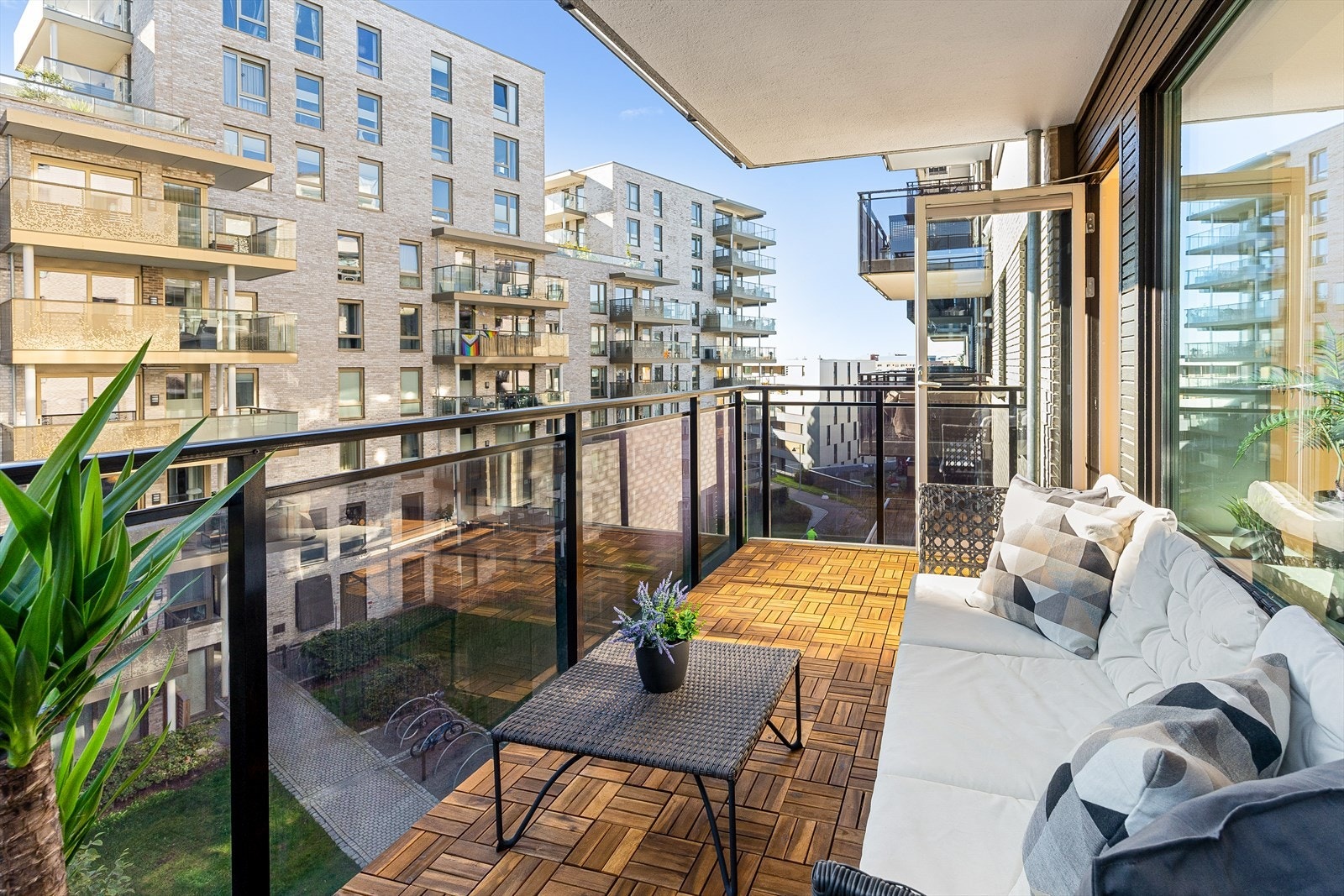 Balkongen har god plass til utemøbler og egner seg perfekt for avslapning, morgenkaffe eller sosiale stunder på varme dager. Galleribilde