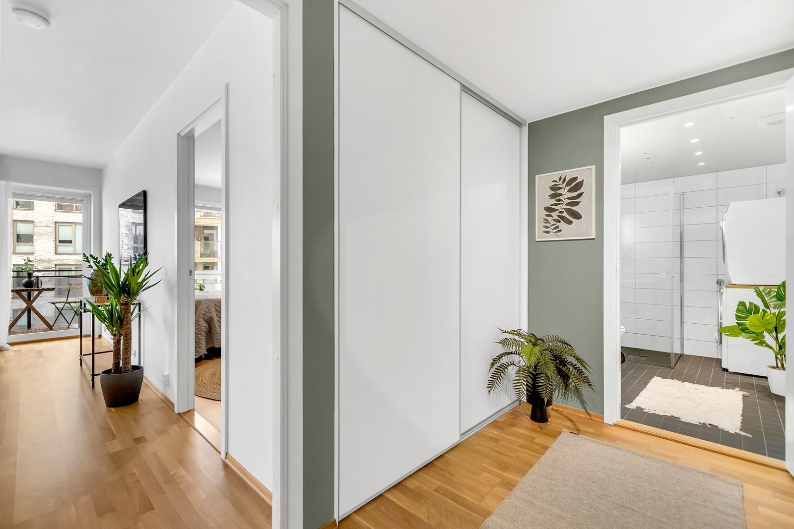 Entréen er romslig og innbydende med god plass til yttertøy og sko. Galleribilde