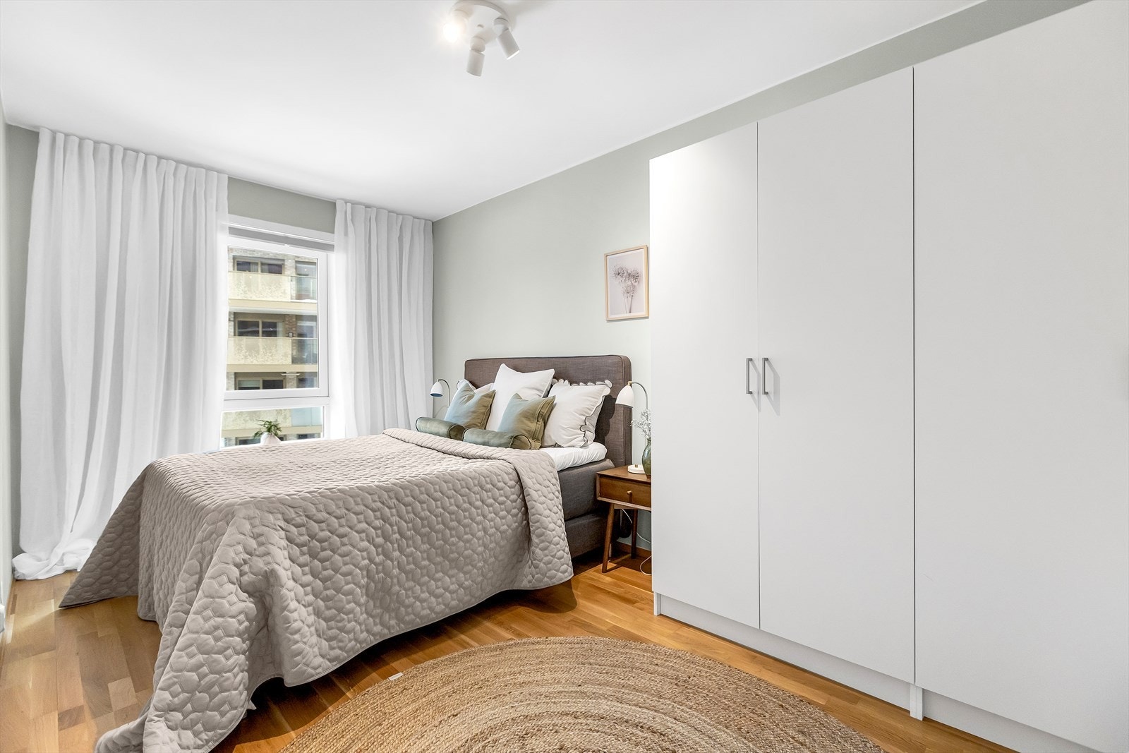 Leiligheten har to gode og rolige soverom med plass til dobbeltseng og tilhørende møblement. Galleribilde