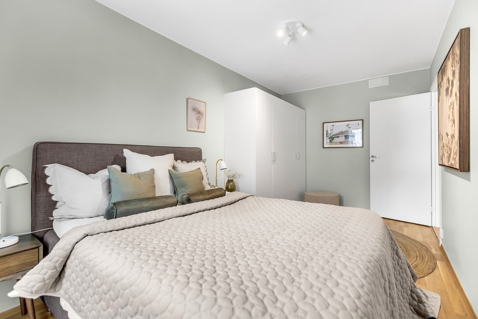 Her har du mye oppbevaringsplass gjennom garderobeskap. Galleribilde