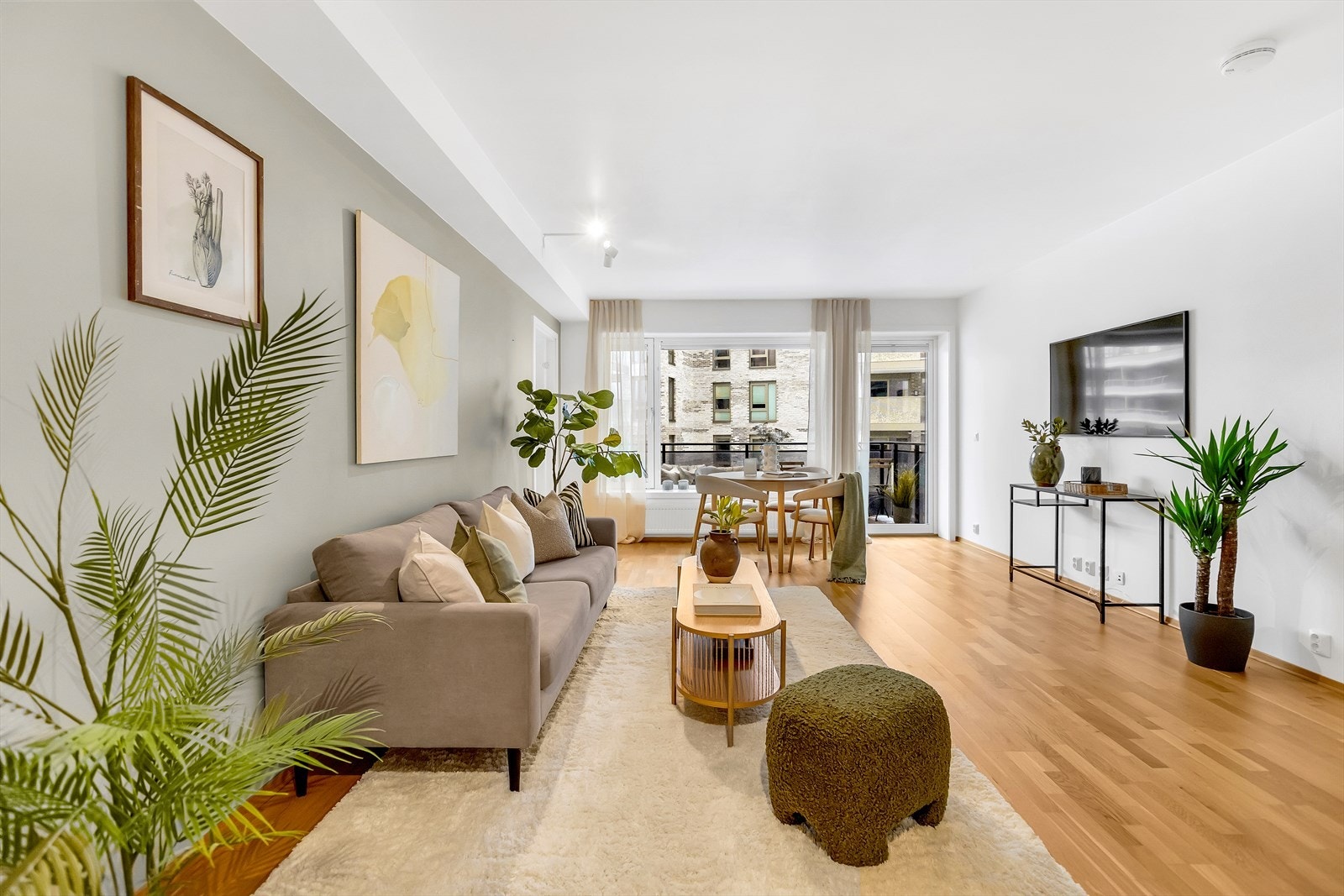 Den gode planløsningen gir naturlige soner for både sofagruppe og spiseplass. Galleribilde