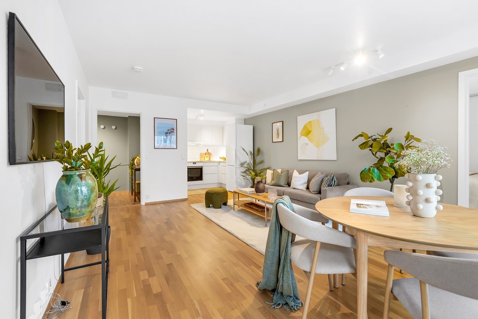 Stuen er lys og romslig med store vindusflater som slipper inn rikelig med naturlig lys og skaper en luftig og behagelig atmosfære. Galleribilde