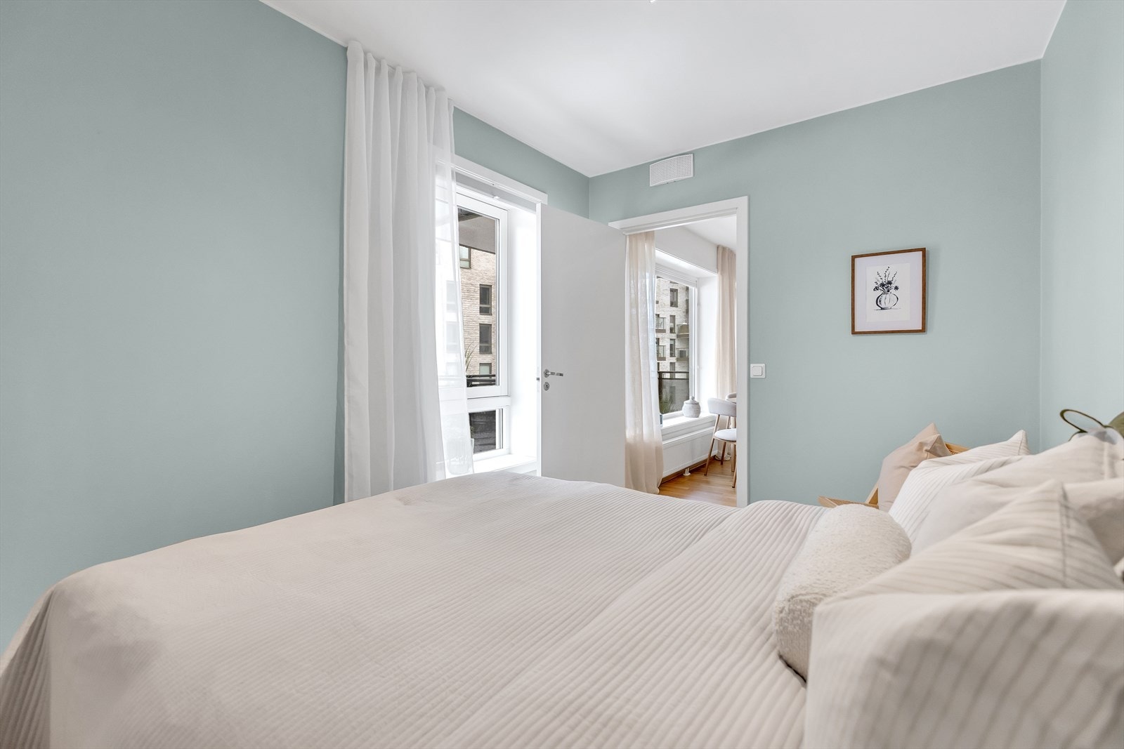 Hovedsoverommet er utstyrt med praktisk skyvedørsgarderobe som gir god oppbevaringsplass. Galleribilde