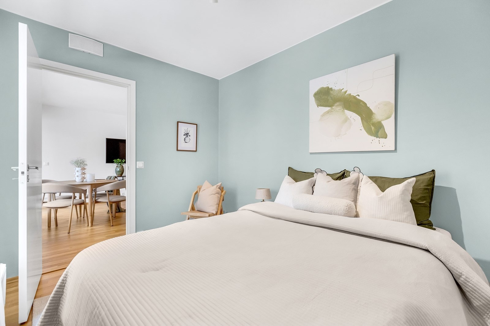 Hovedsoverommet er utstyrt med praktisk skyvedørsgarderobe som gir god oppbevaringsplass. Galleribilde