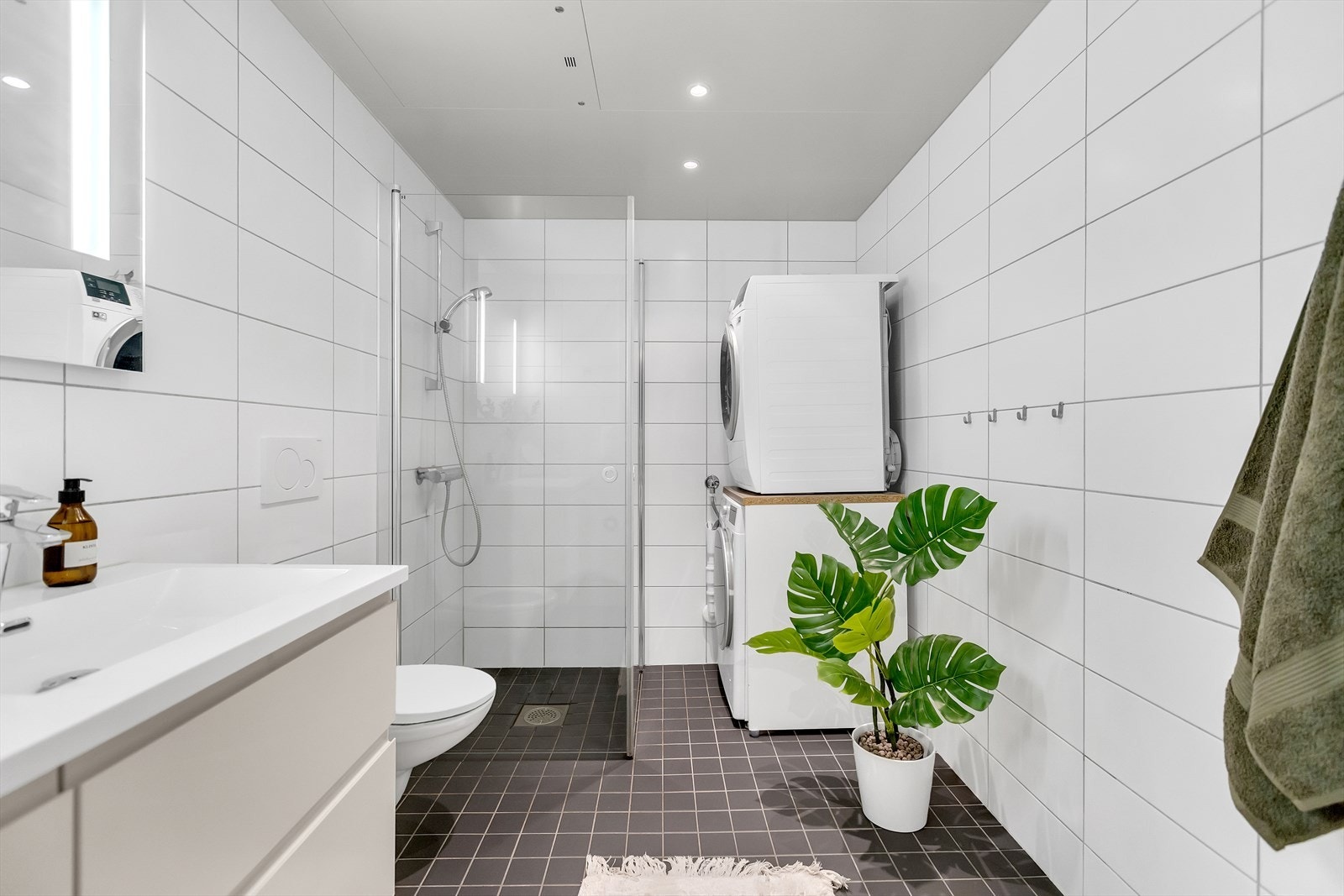 Det er opplegg for vaskemaskin, og downlights med dimmer gir behagelig og fleksibel belysning. Galleribilde