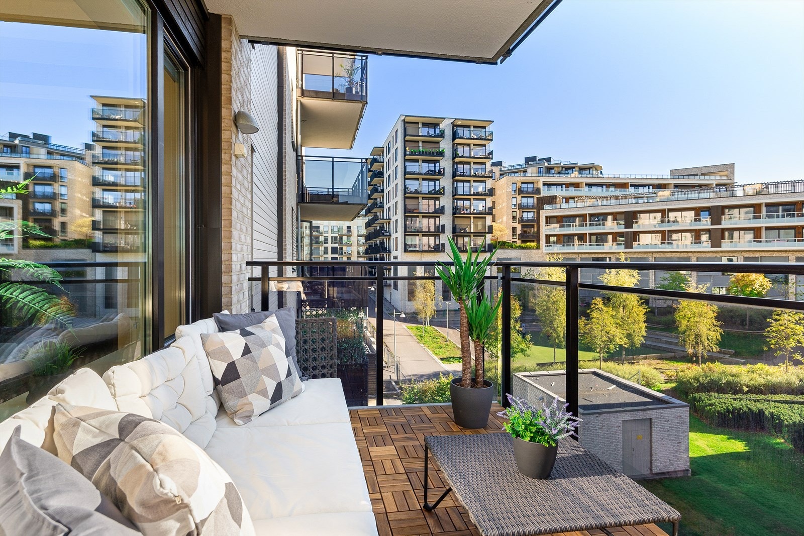 Moderne 3-roms fra 2015 med lys og romslig stue og direkte utgang til solrik balkong på ca. 8 kvm. Fotograf: Pontus Holmnäs og Martin Kaasa Galleribilde