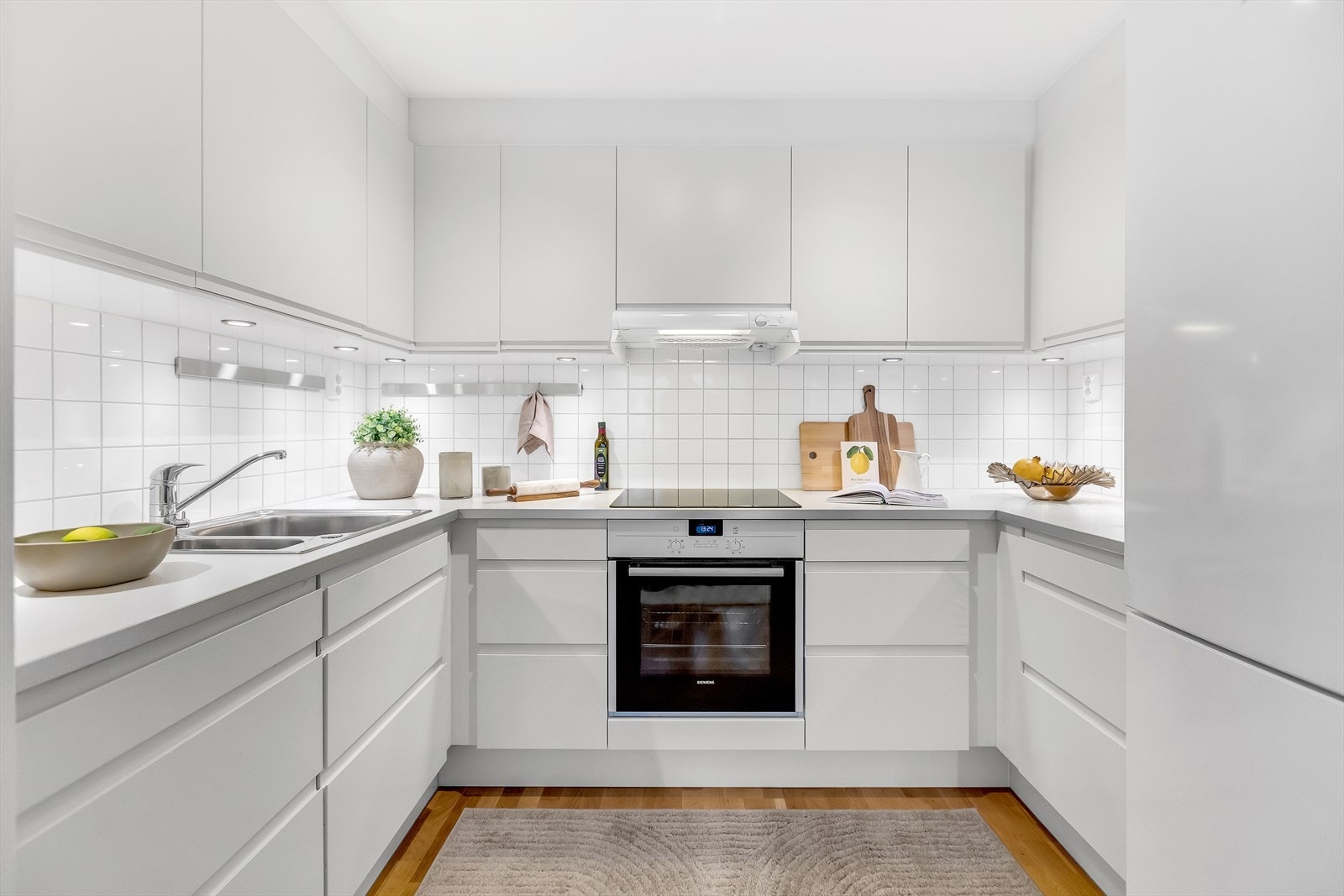 Stilrent og moderne kjøkken med laminert kjøkkeninnredning fra 2015, og holder en gjennomgående god standard. Galleribilde