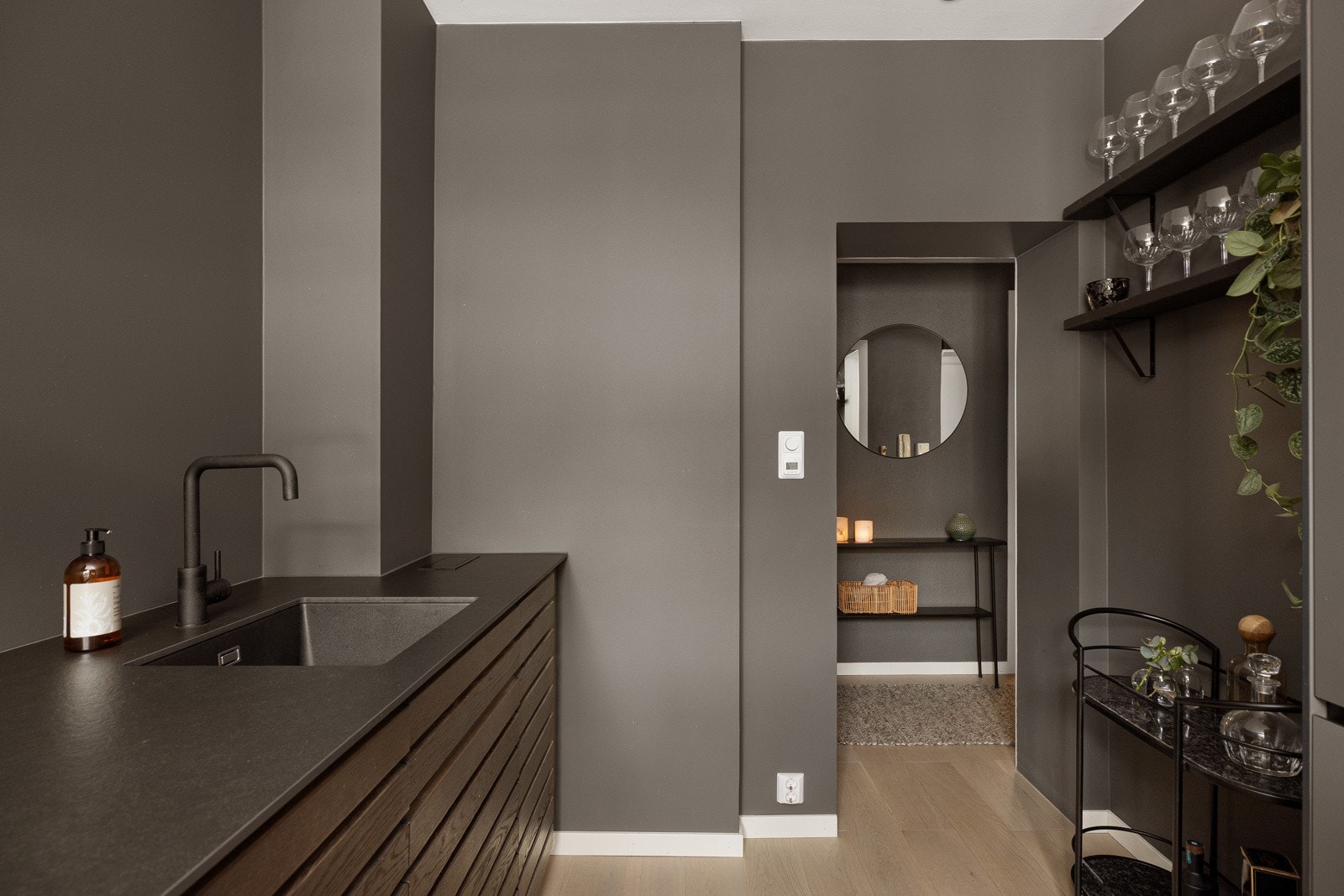 Kjøkkenet har malte overflater og gulvflater belagt med parkett med varmefolie. Galleribilde