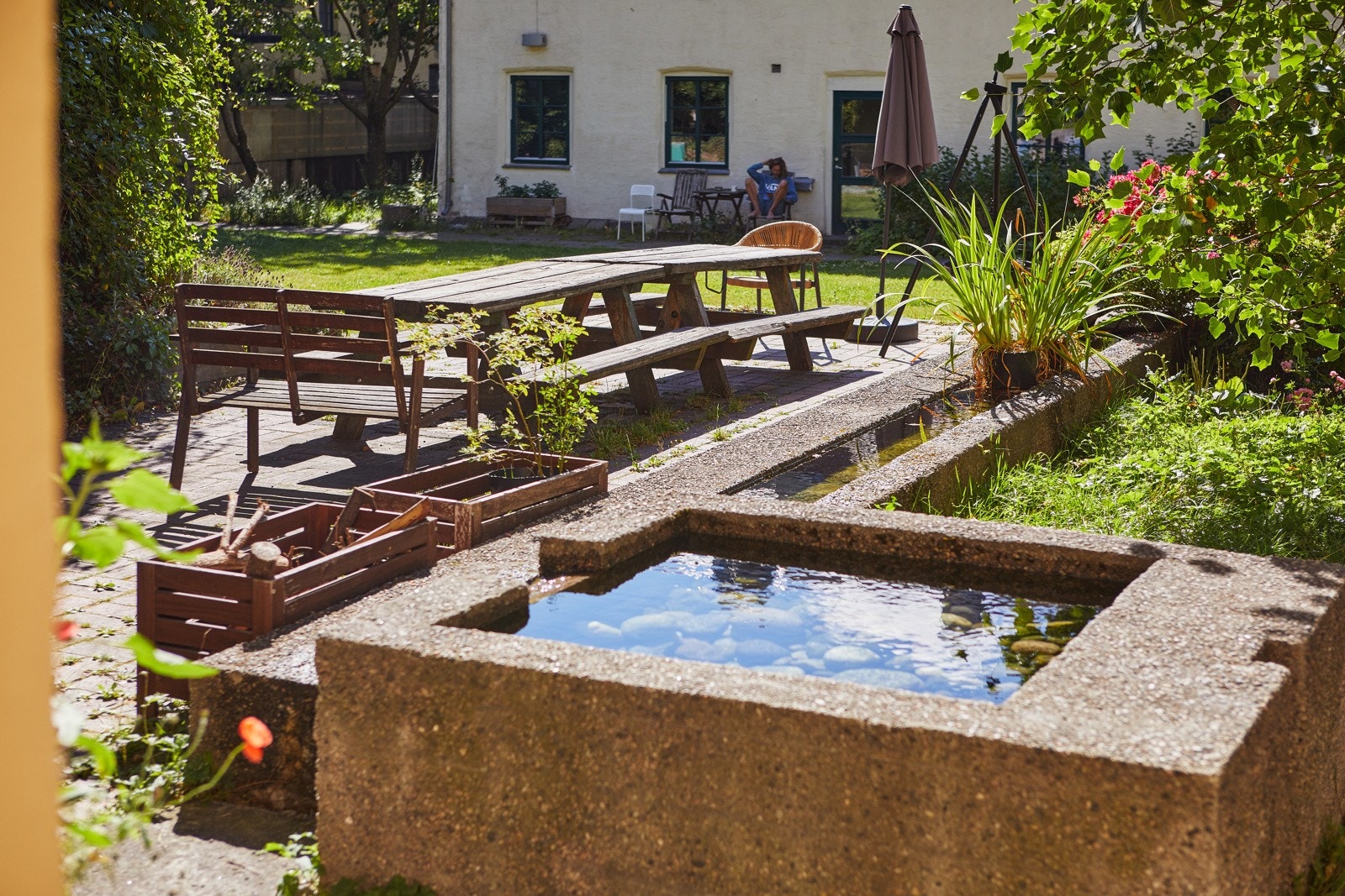 På sommerhalvåret er det mye sol i bakgården. Galleribilde