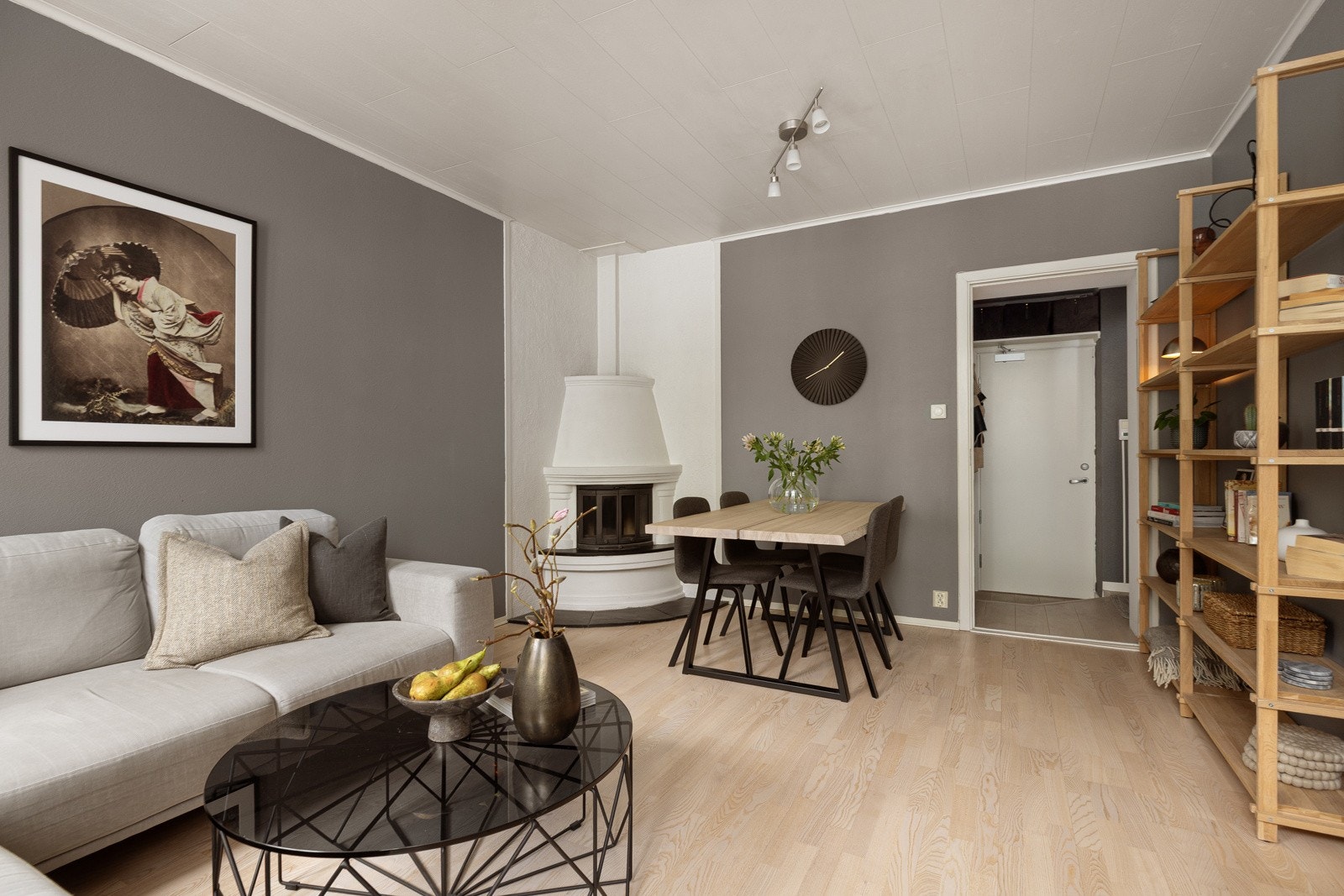 Sosial og hyggelig stue med peisovn som gir godt med varme på kalde dager. Galleribilde