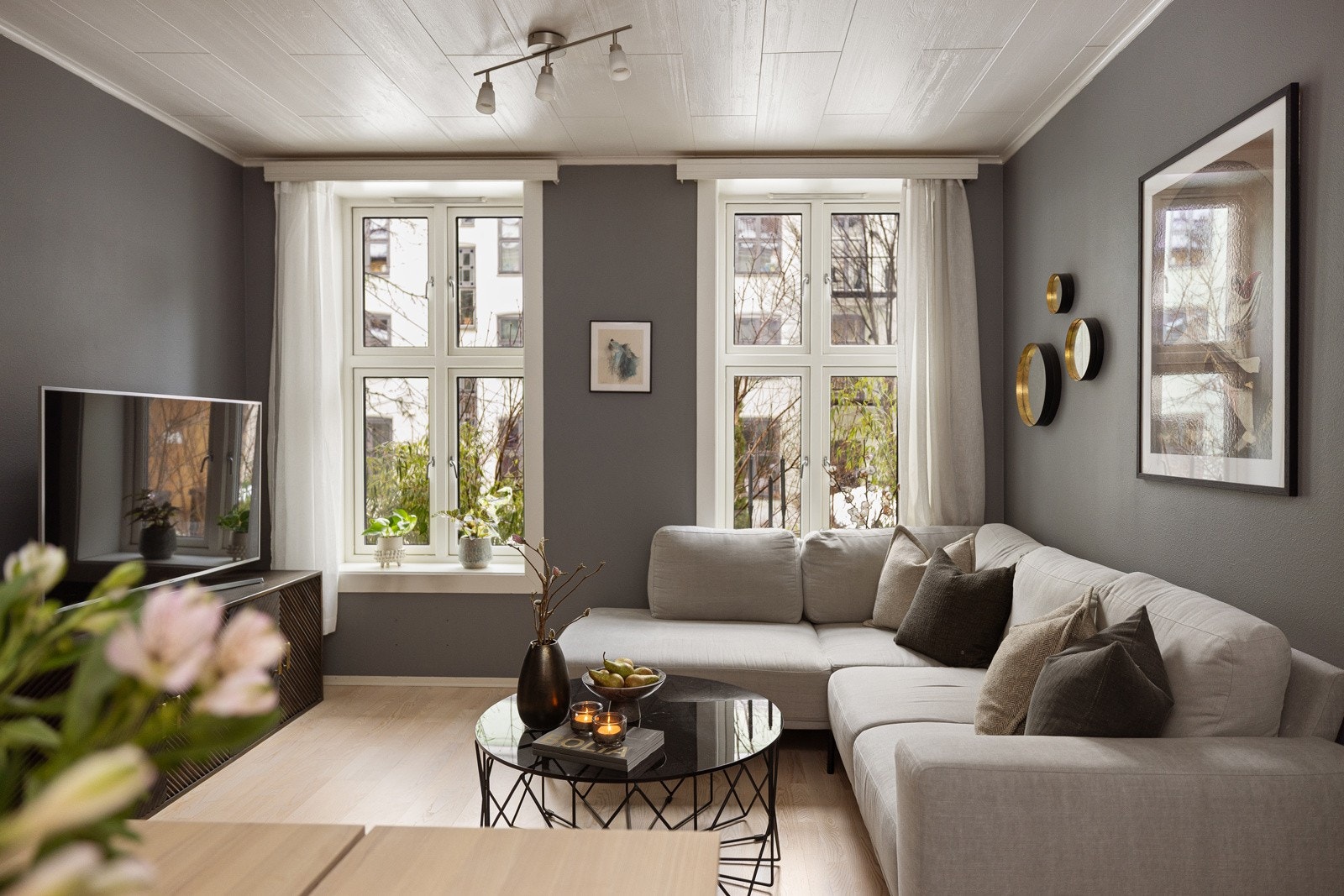 Store vinduer med to-lags glass fra 2017 som sørger for rikelig med dagslys. Galleribilde