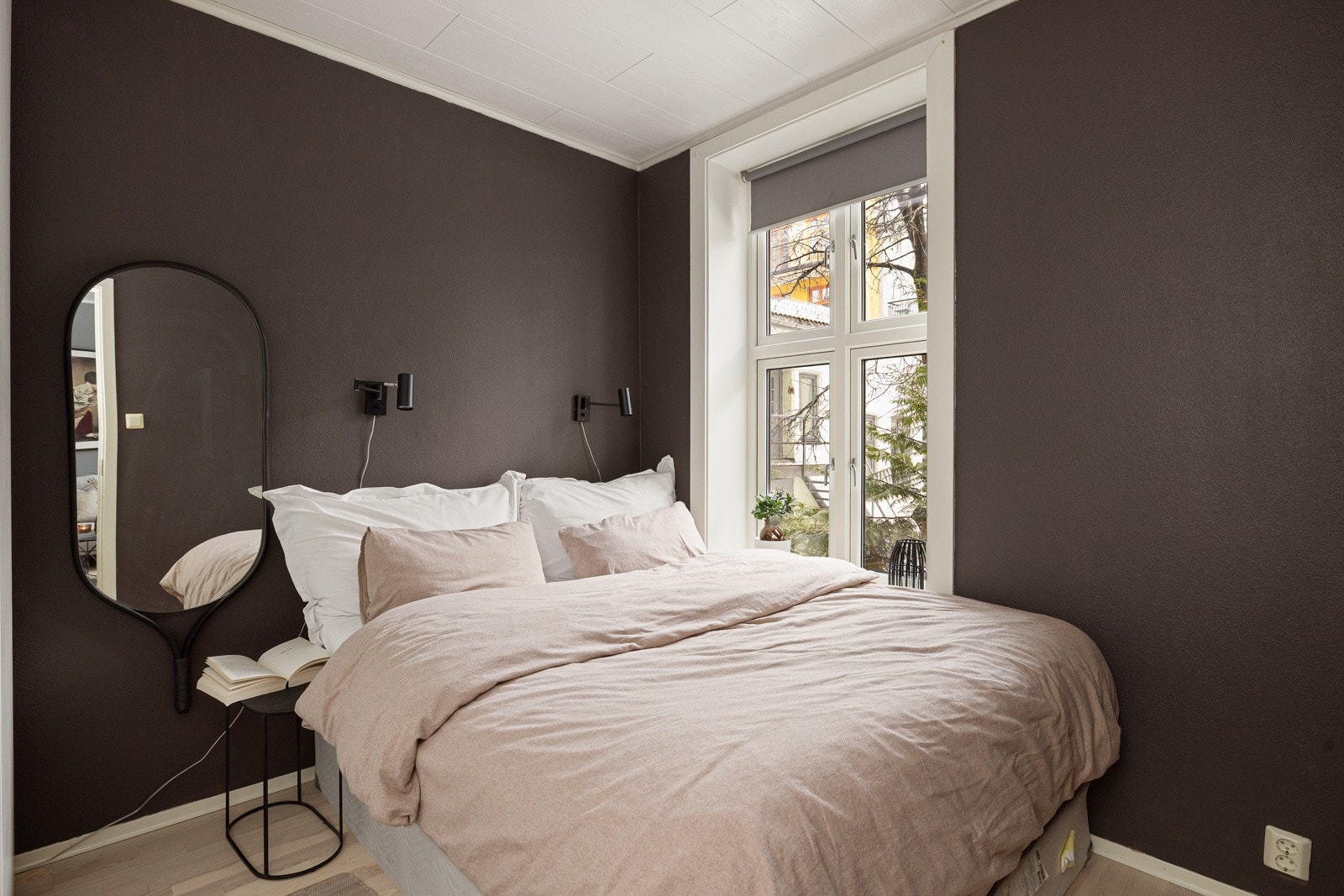 Lunt soverom med plass til dobbeltseng og nattbord, samt garderobe. Galleribilde