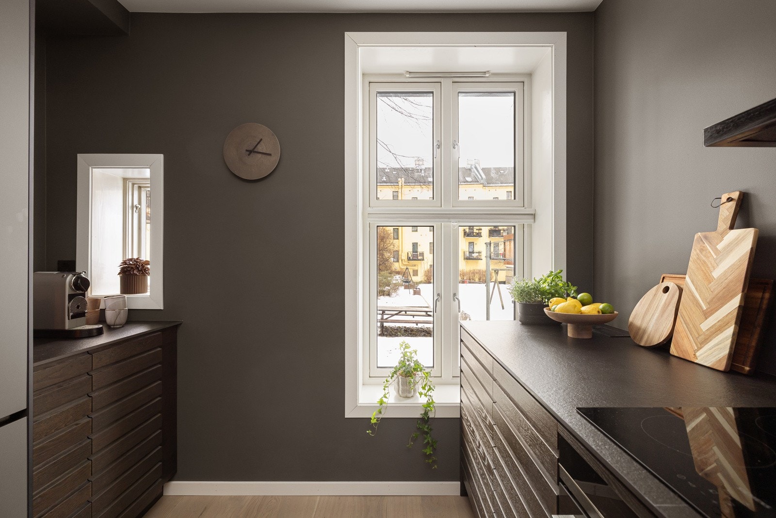 Fra det store vinduet er det utsyn til en fin opparbeidet og rolig bakgård. Galleribilde