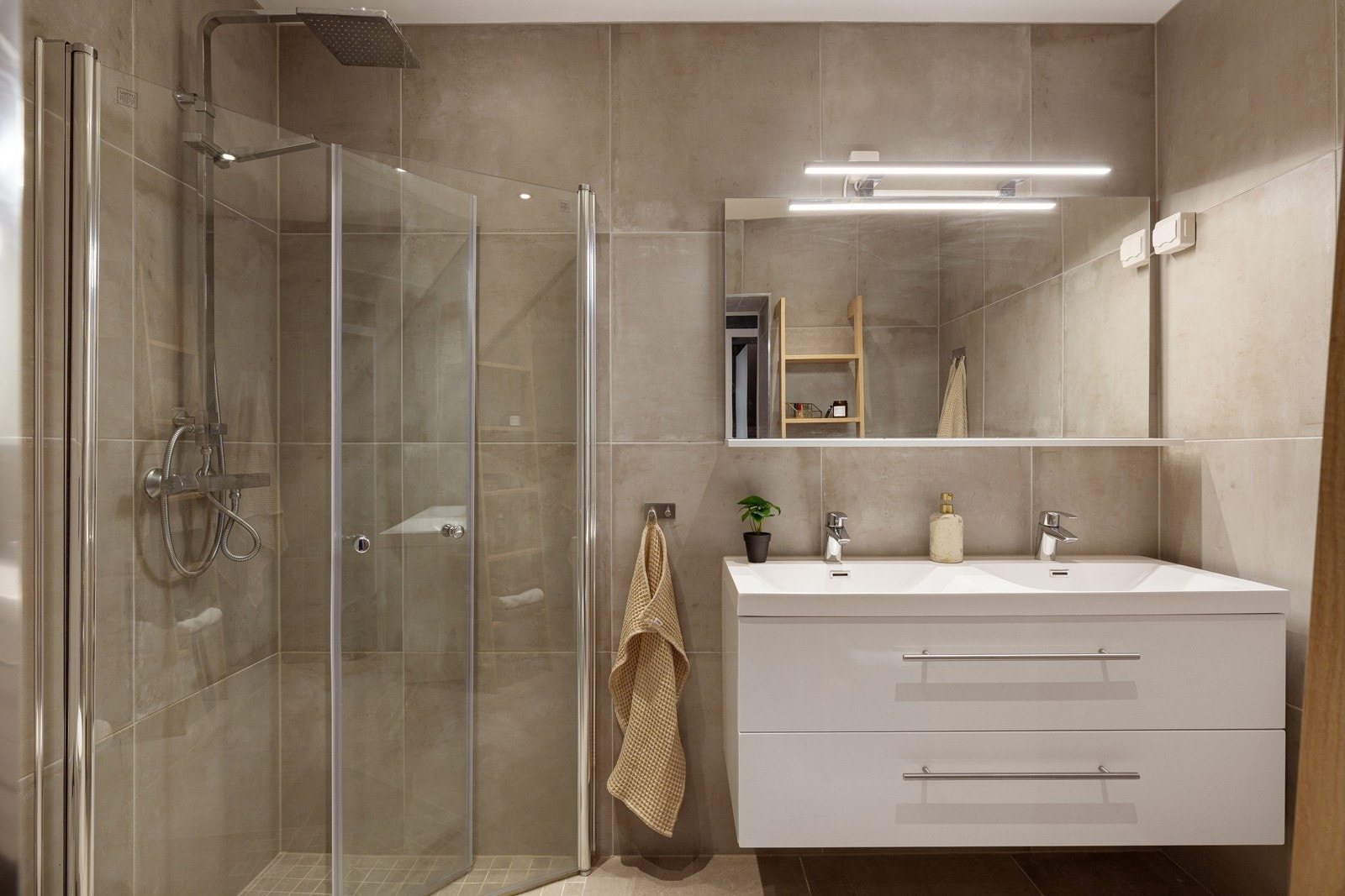 Moderne bad med overflate oppgraderinger i 2019. Galleribilde