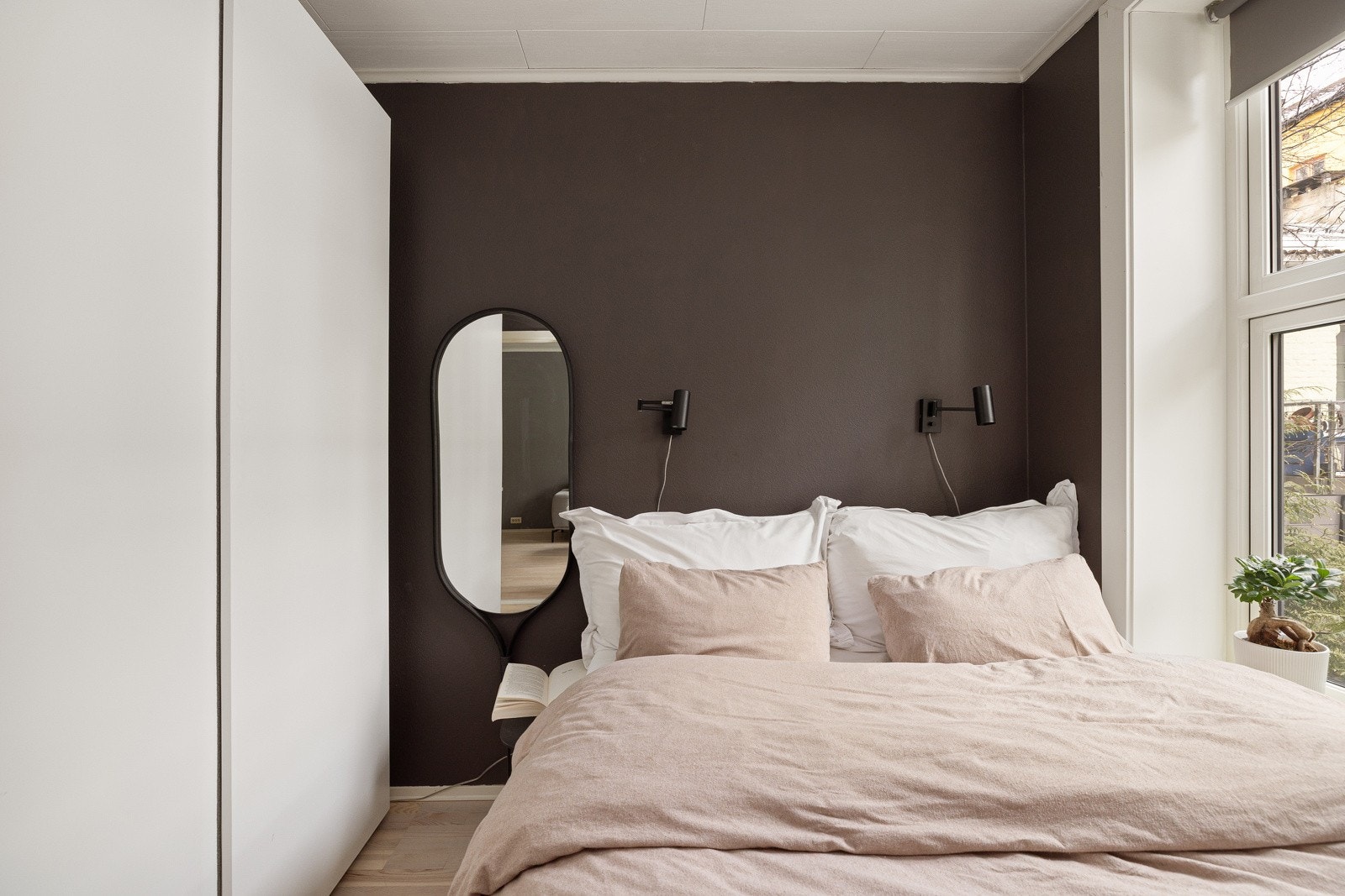 Stor og praktisk garderobeløsning medfølger salget. Galleribilde