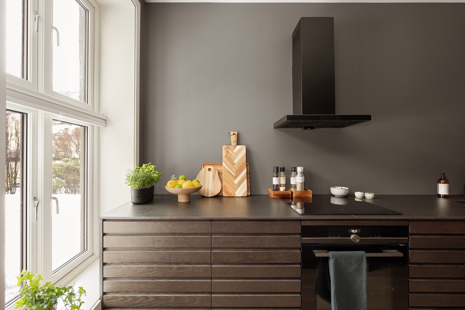 Kjøkkeninnredningen har profilerte fronter og benkeplate av granittkompositt. Galleribilde