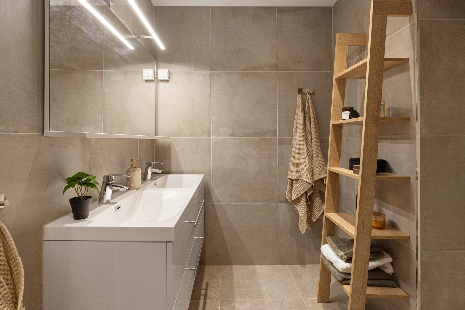 Badet har flislagte vegger og flislagt gulv med varme. Galleribilde