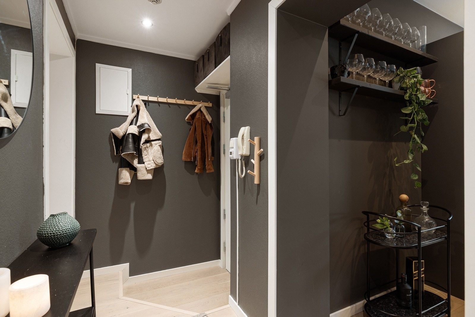 Leiligheten har en lys og innbydende entré med plass til yttertøy og sko. Galleribilde