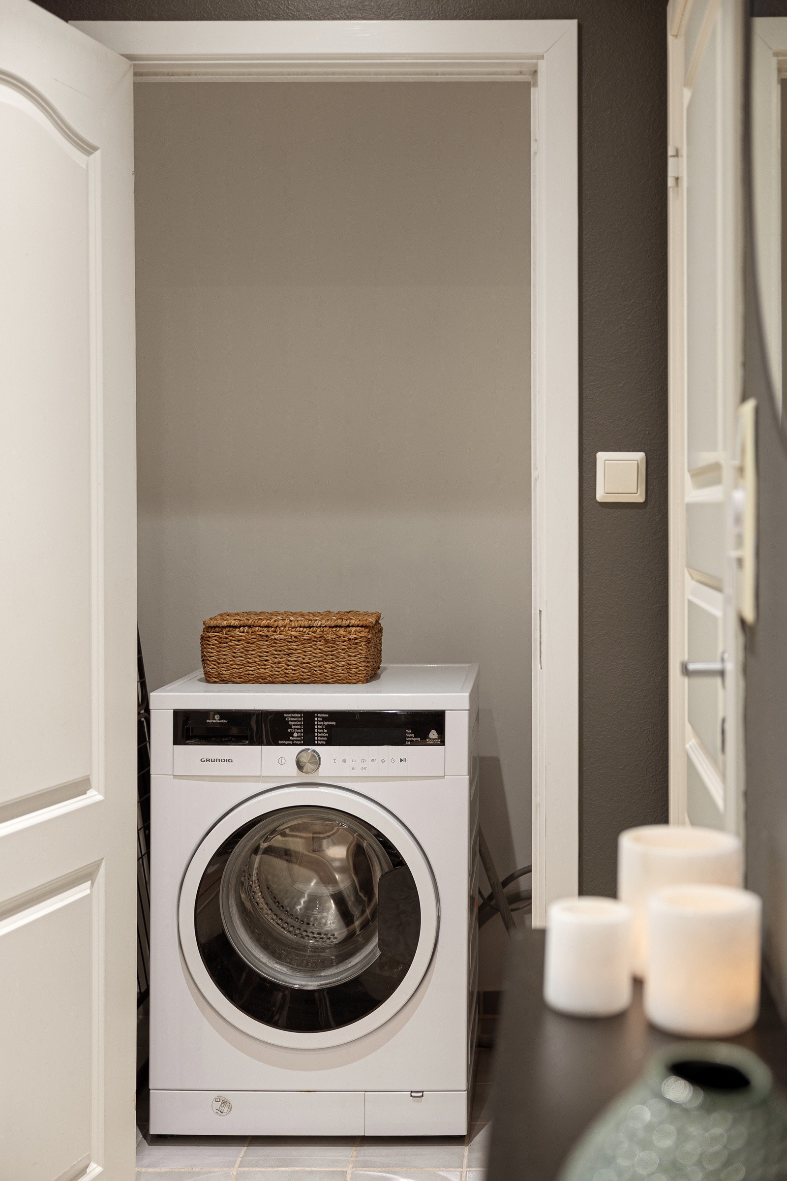 Praktisk innvendig bod hvor det er etablert vaskenisje med opplegg for vaskemaskin. Galleribilde