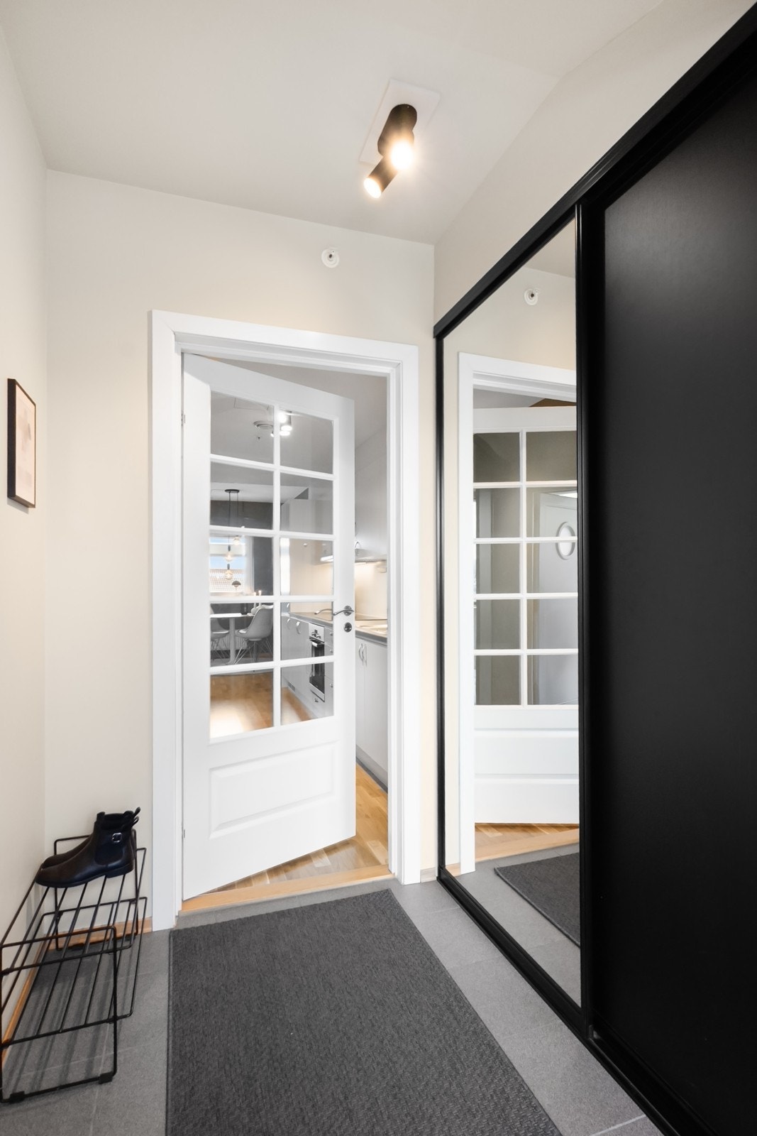 Entréen er flislagt og har skyvedørsgarderobe med speilfronter. Galleribilde