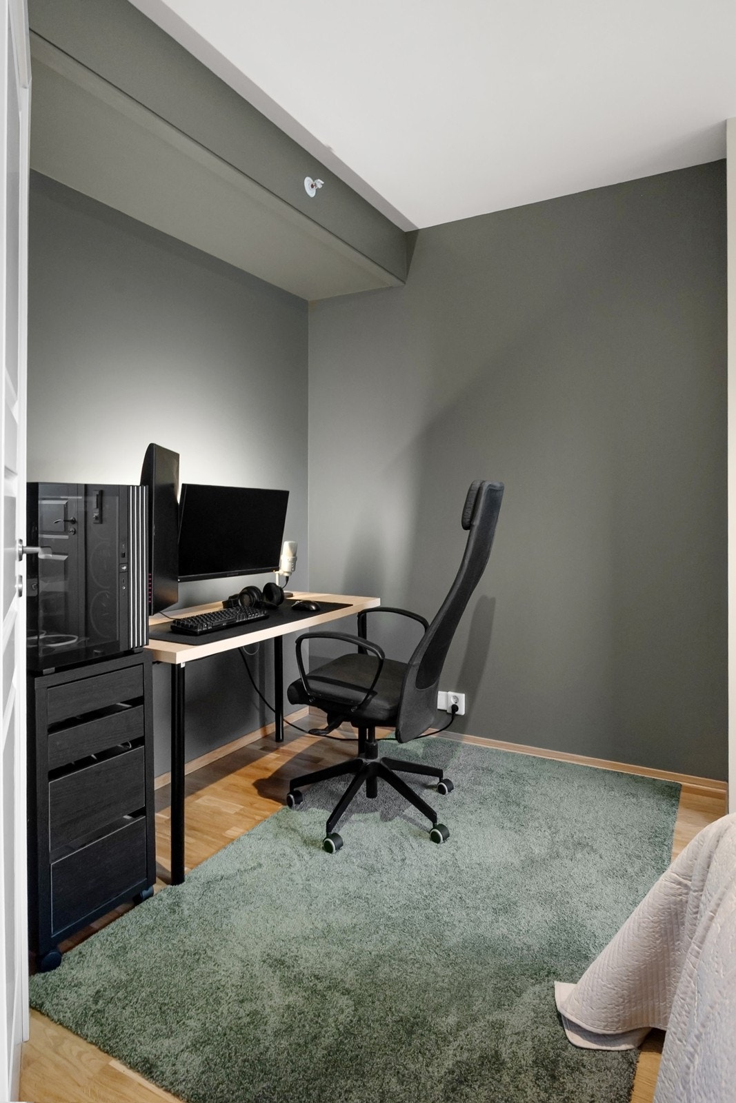 Det medfølger innebygget garderobeløsning med full innredning, tilsvarende den i entréen. Garderoben er per i dag demontert og oppbevares i bod, men kan enkelt monteres tilbake ved behov. Galleribilde