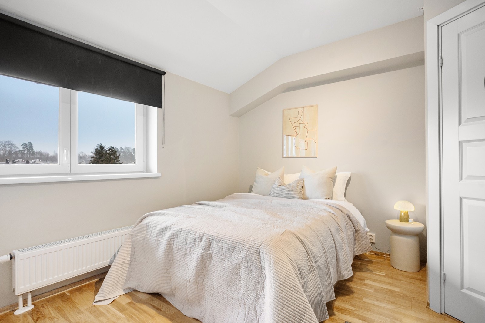 Soverommet har en skjermet beliggenhet og er ikke eksponert for ettermiddags- og kveldssolen. Galleribilde