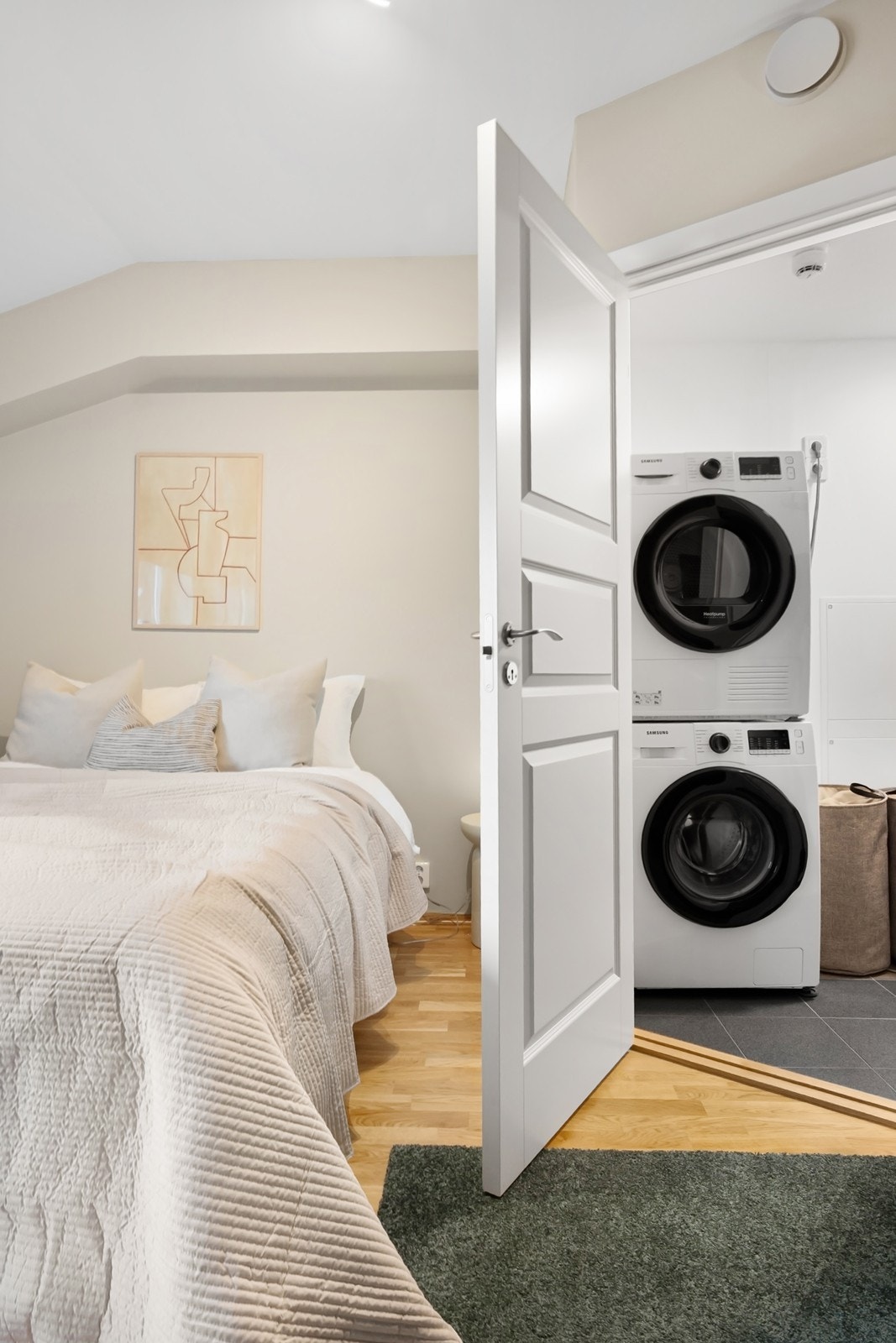 Fra soverommet er det adkomst til separat vaskerom/teknisk rom med flislagt gulv og opplegg for vaskemaskin - en praktisk løsning som også gir ekstra lagringsplass. Galleribilde