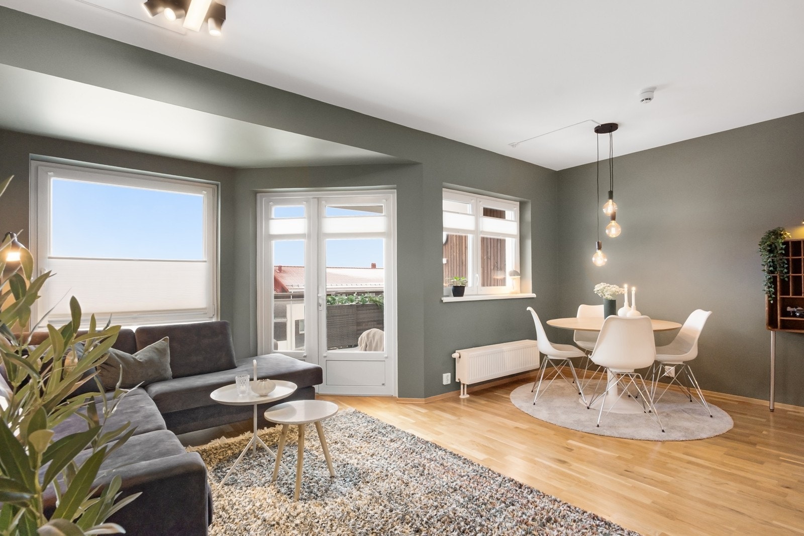 Vindusflater i sydvestlig retning slipper inn rikelig med dagslys gjennom dagen. Galleribilde