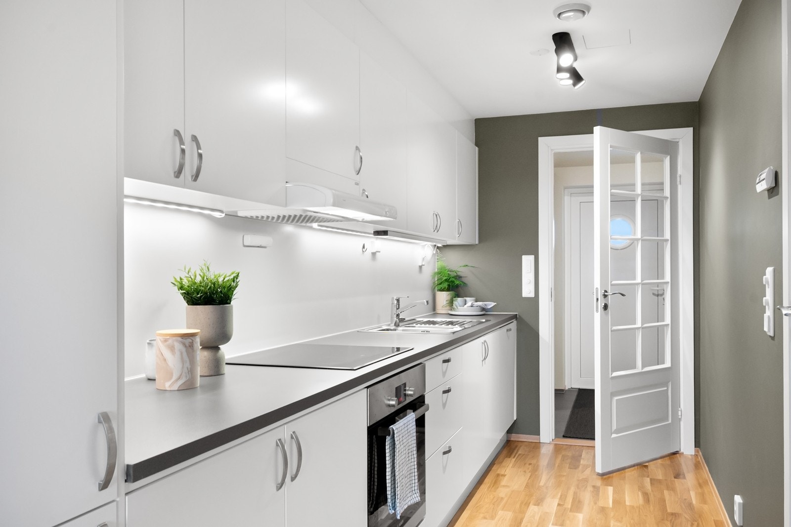 Kjøkkenet binder entré og stue naturlig sammen. Integerte hvitevarer inkluderer platetopp, stekeovn, oppvaskmaskin og kombiskap kjøl/frys. Galleribilde