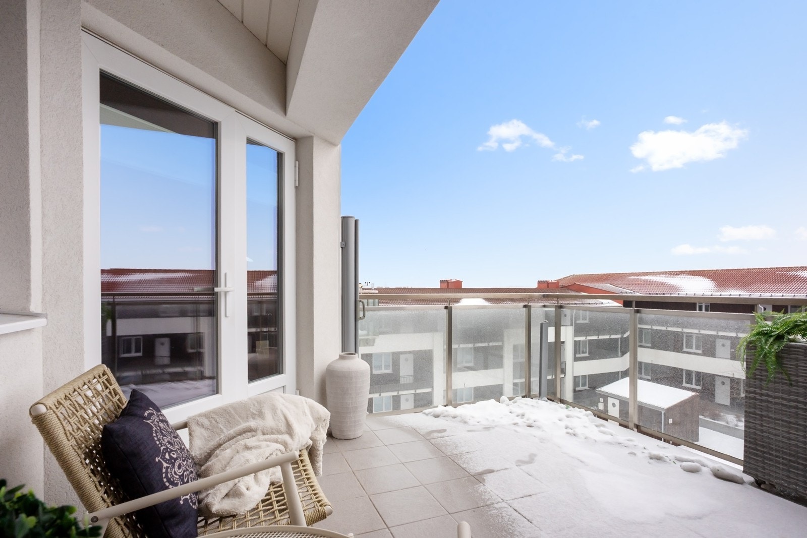 Med beliggenhet i toppetasjen får balkongen rikelig med sol gjennom dagen - et herlig sted å nyte sommeren. Galleribilde