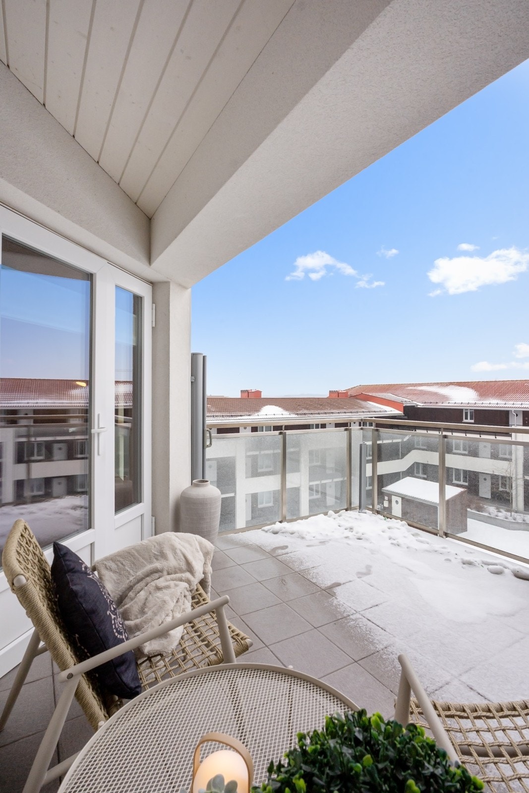 Leiligheten har en svært attraktiv plassering internt i sameiet, i øverste etasje med sydvestlig vendt balkong. Galleribilde