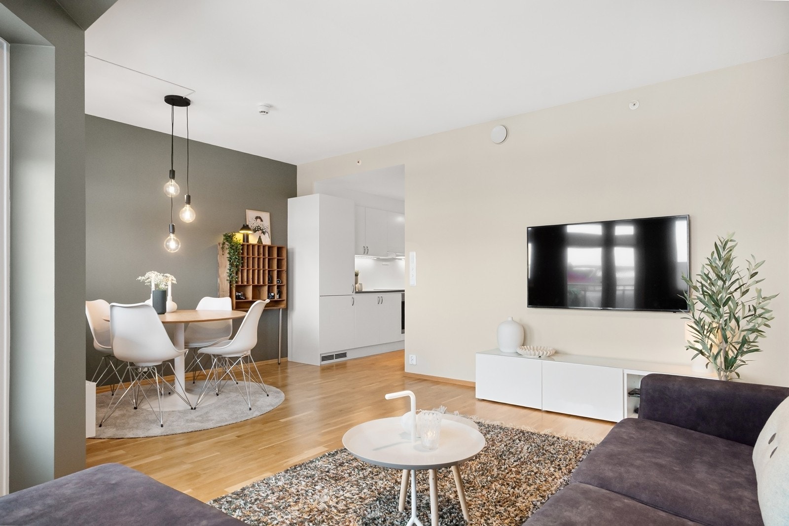 Gulvene er av tre-stavs eikeparkett som er lagt terskelfritt mellom stue og kjøkken. Galleribilde