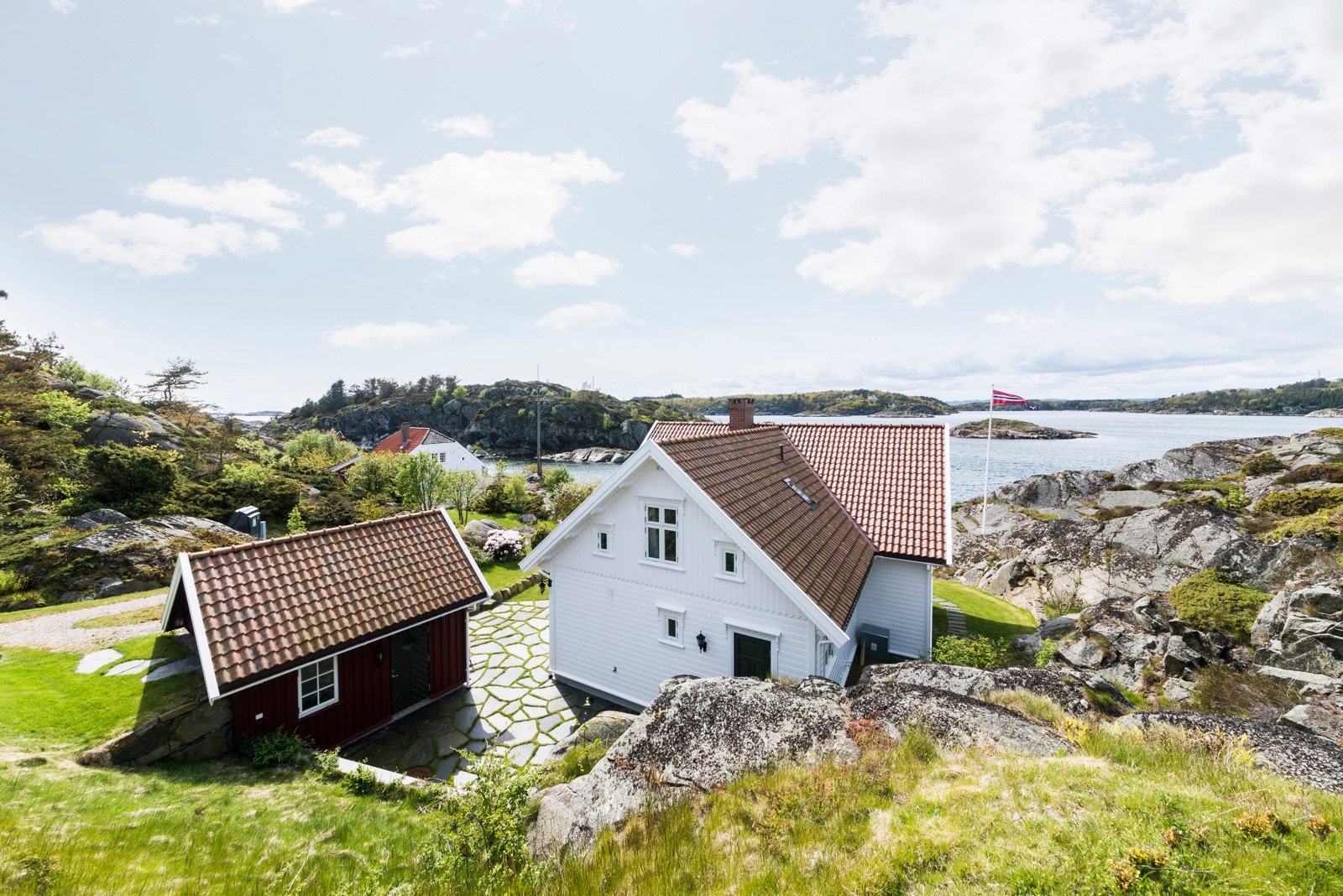 Hovedhuset ligger litt opp fra vannkanten på en hyggelig gressvoll. Hovedhuset fremstår som sjeldent pent og holder svært høy standard. Galleribilde