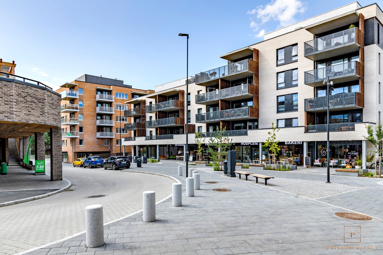 Dagligvarehandelen kan blant annet gjøres på en stor og flott Kiwi som ligger på Myrvoll Torg. Her finnes også apotek, bakeri, hudpleiesenter og frisør. Galleribilde
