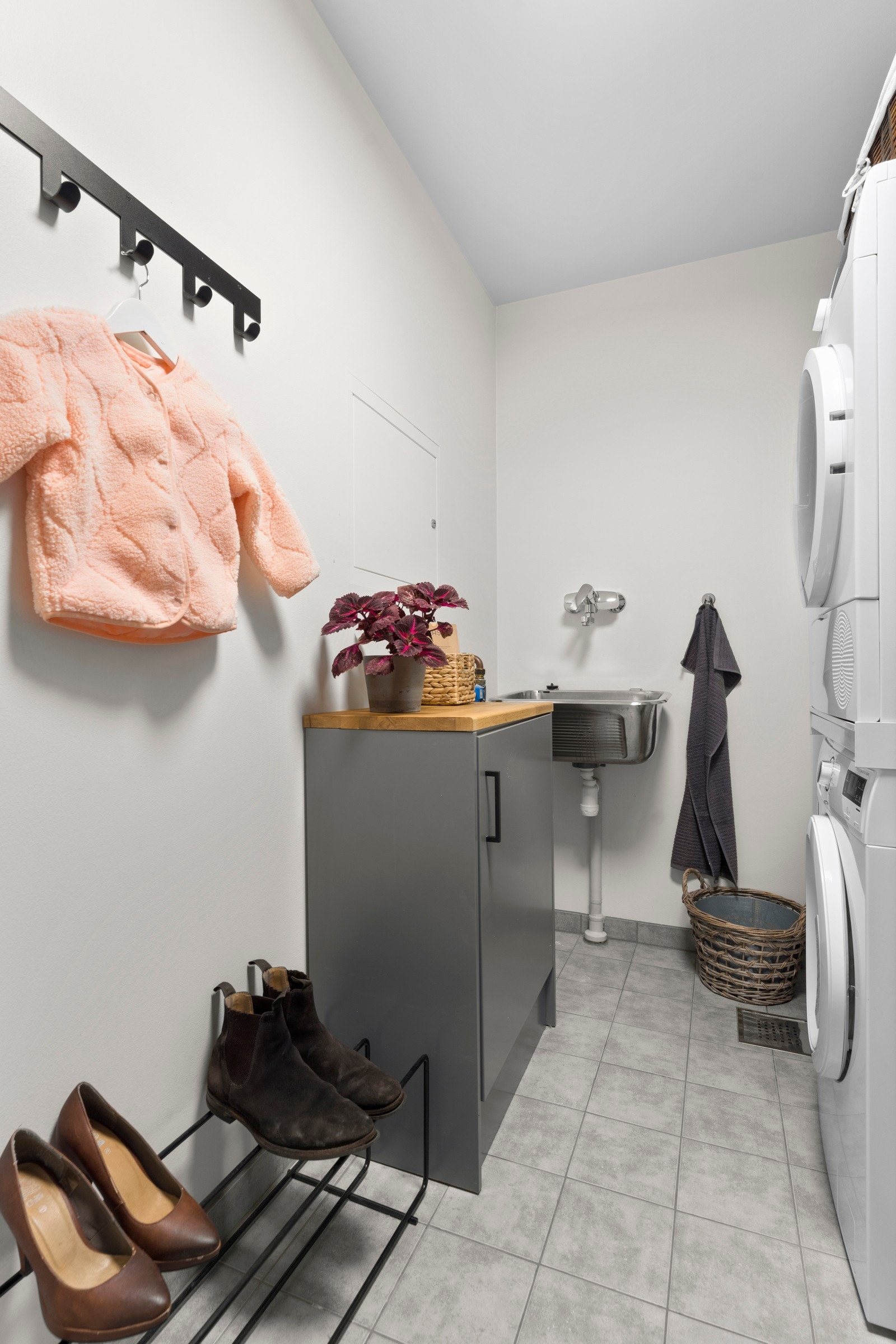 Vaskerommet er både praktisk og godt utstyrt, perfekt til hverdagsbruk. Galleribilde